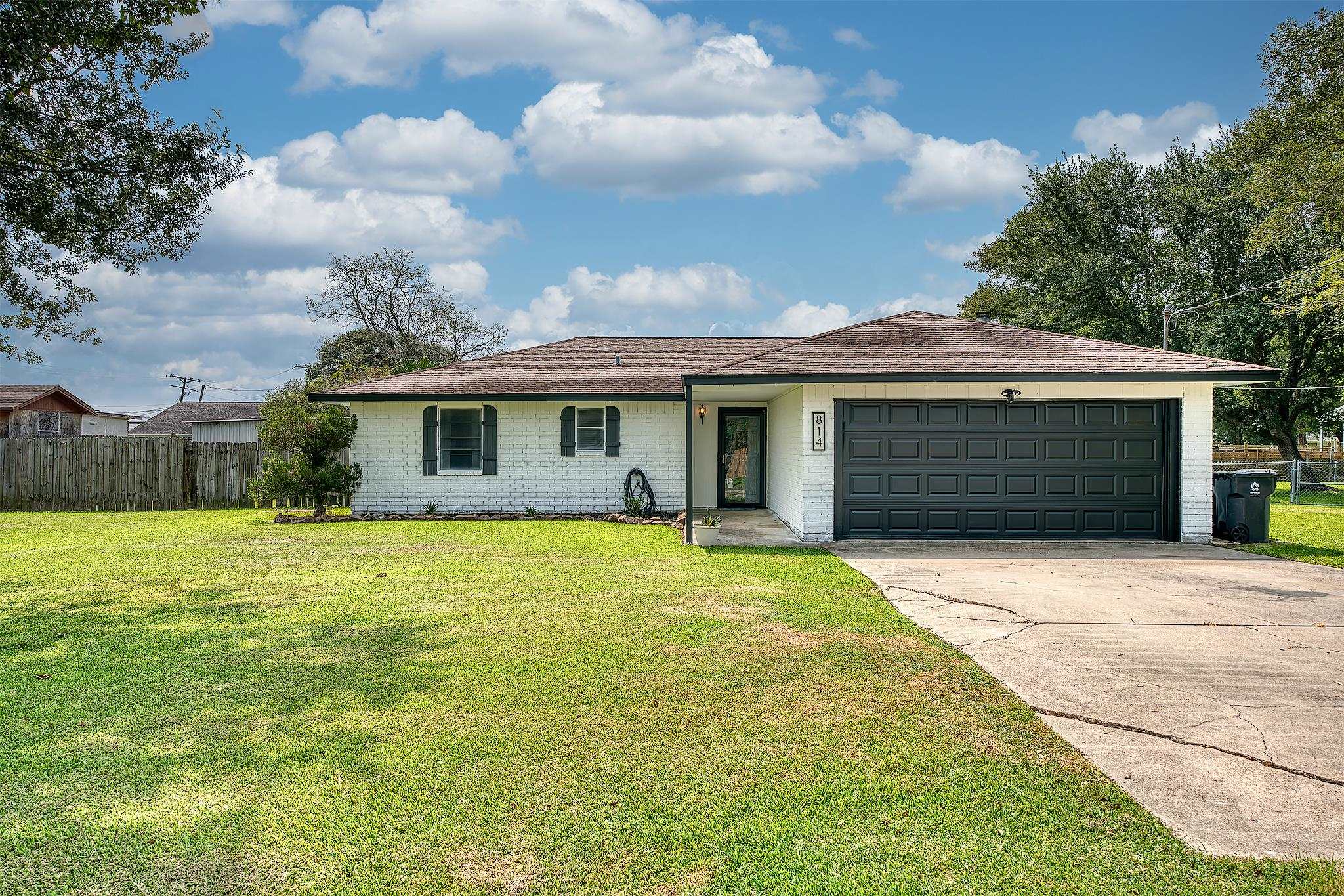 814 Sharp, Bridge City, TX 77611 — photo 2