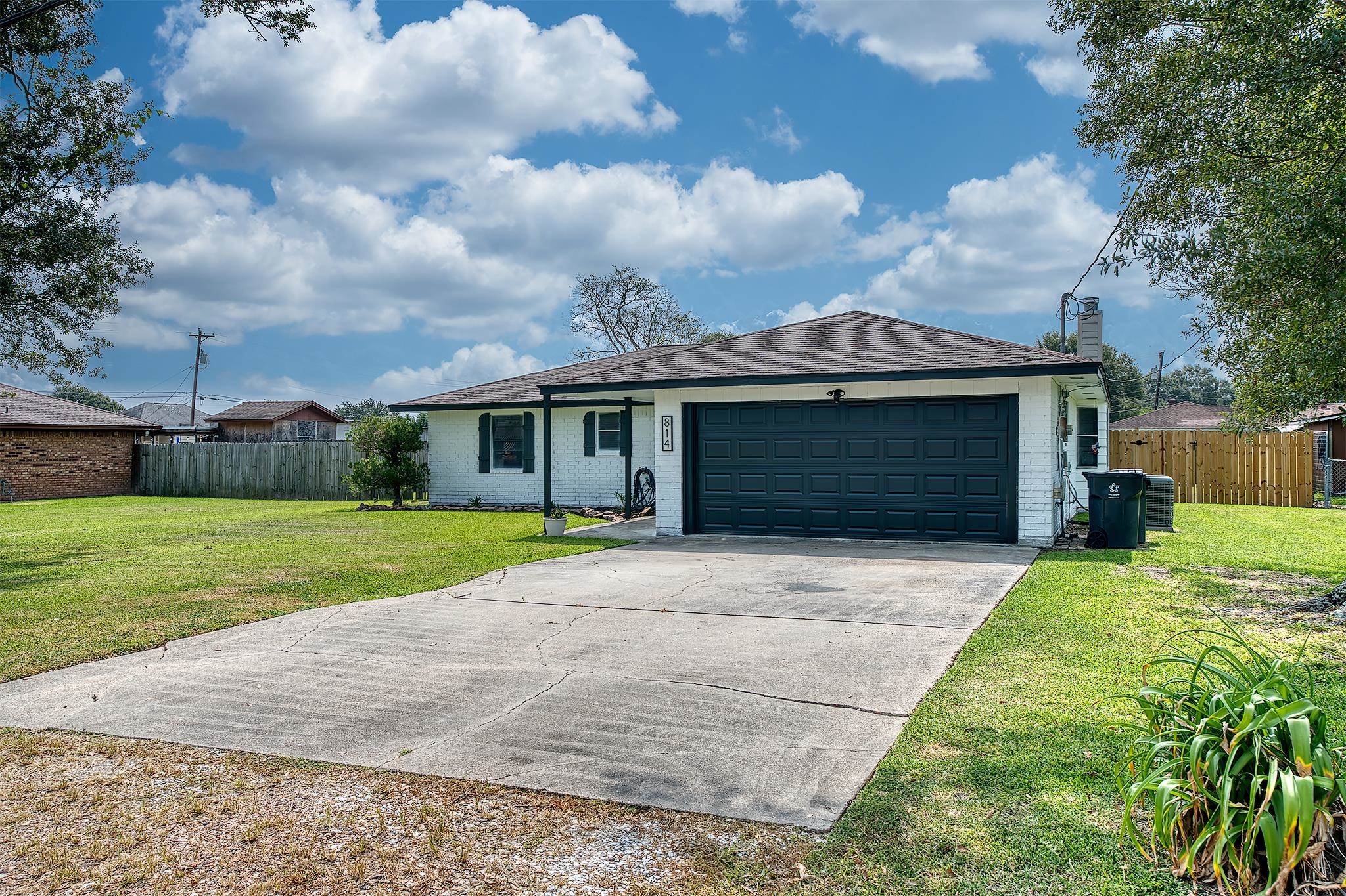 814 Sharp, Bridge City, TX 77611 — photo 3