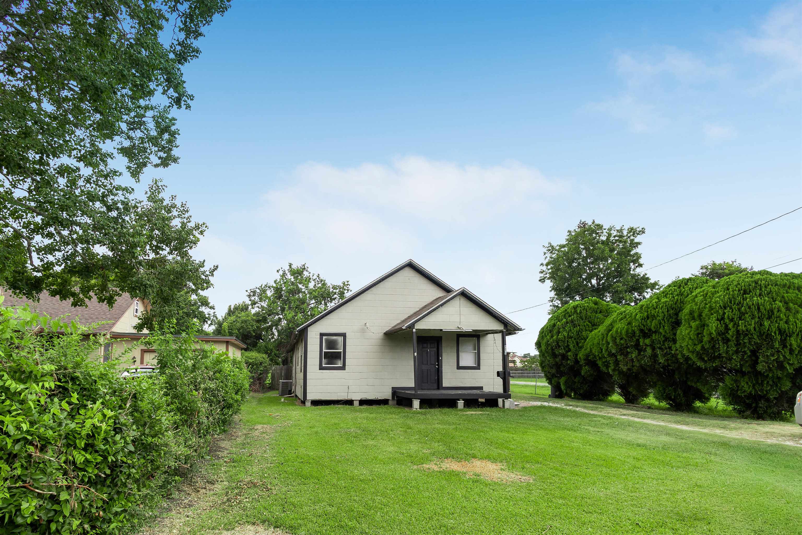 6675 Terrell, Groves, TX 77619 — photo 3