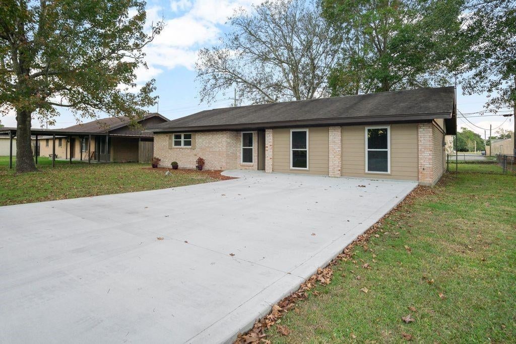1347 E Palm Dr — photo