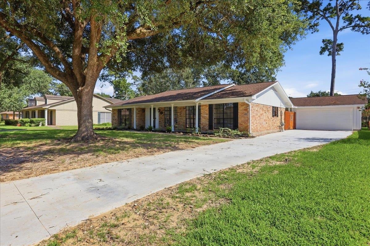 4835 Regina Lane — photo