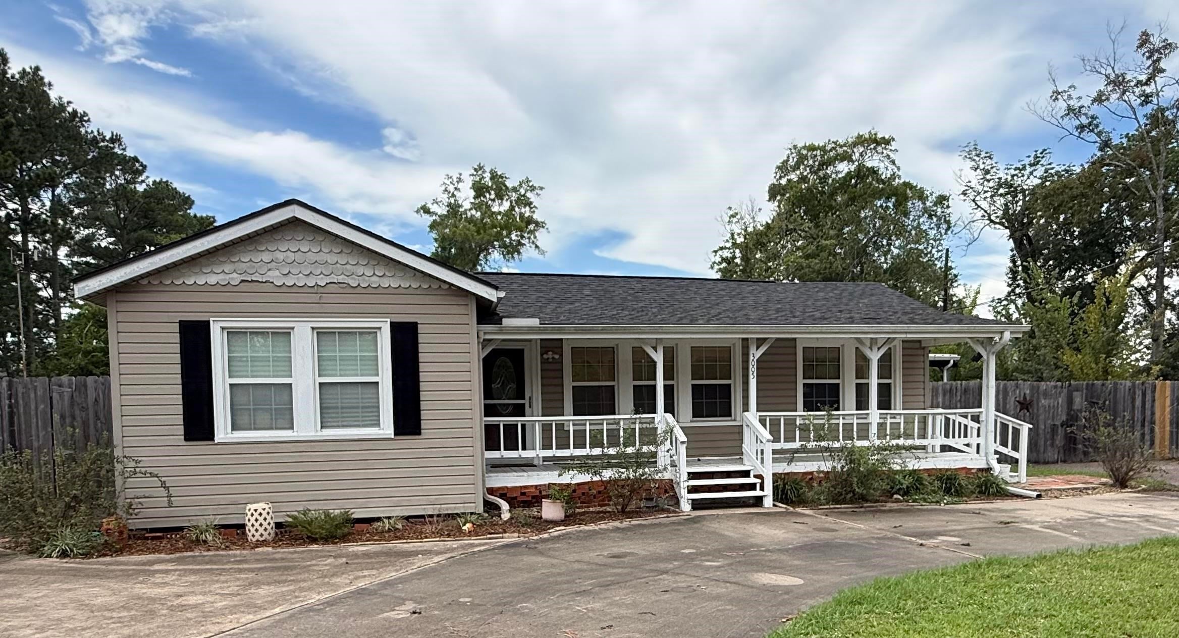 3005 W Lucas Dr — photo