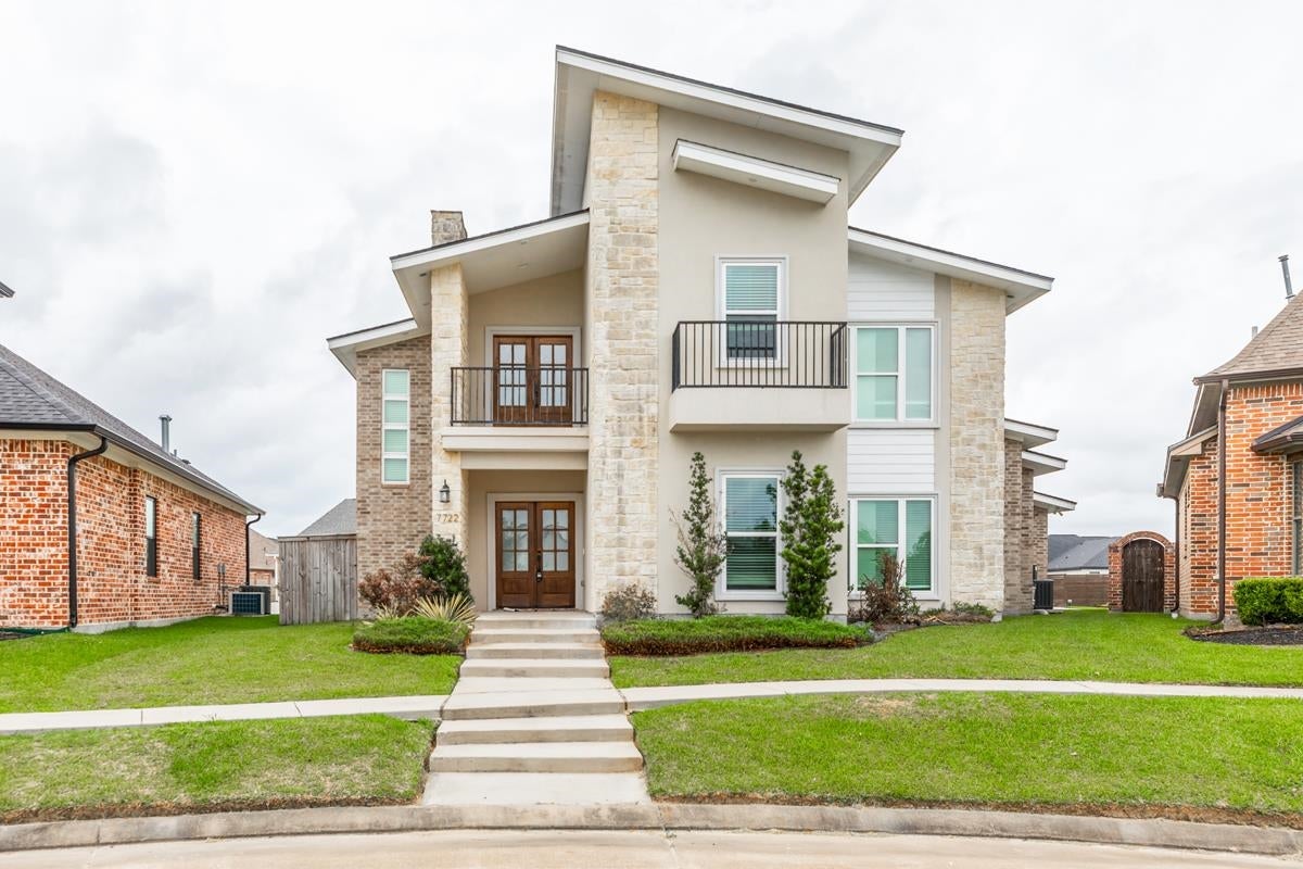 7722 Pond Circle — photo