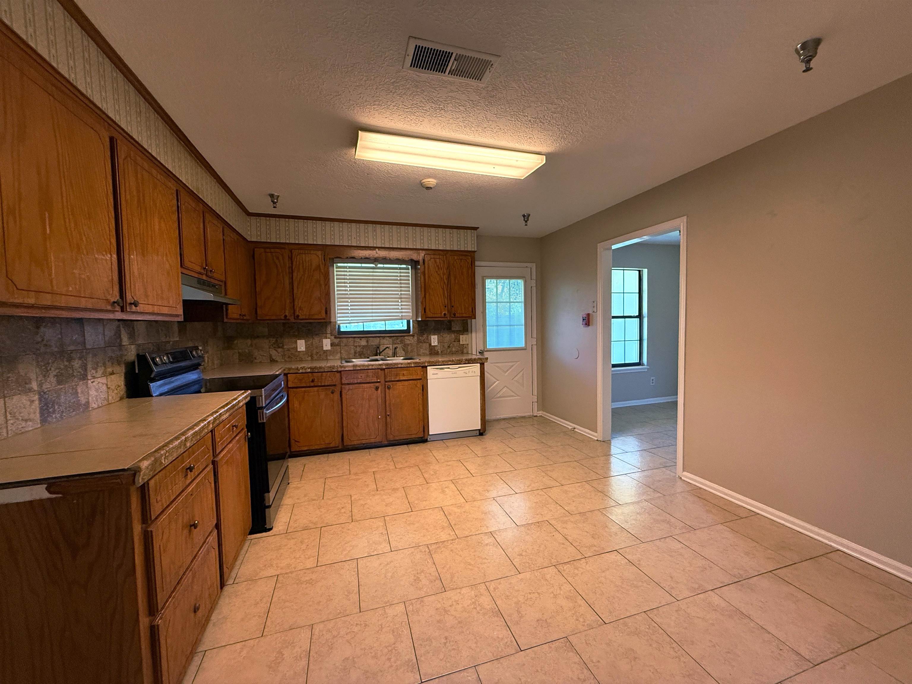 101 Oglesbee, Silsbee, TX 77656 — photo 2