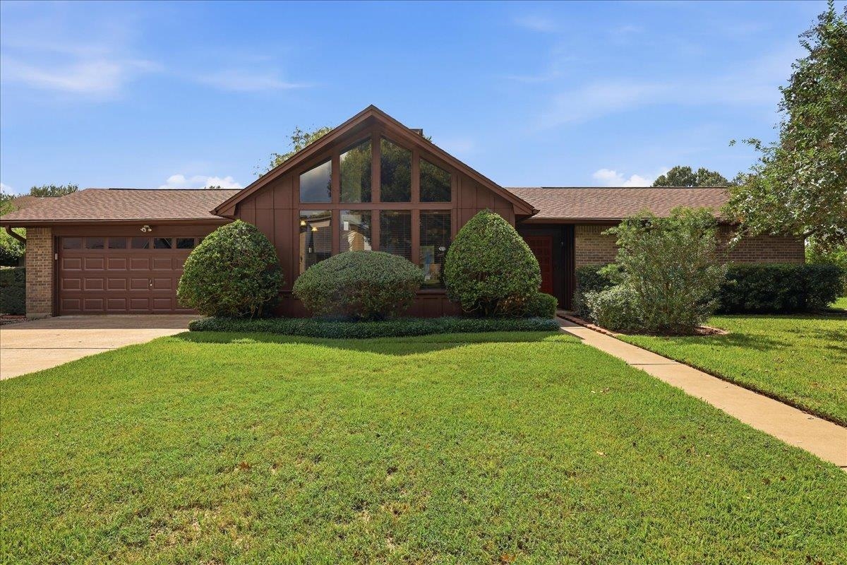 8405 Hollow Bend Lane — photo