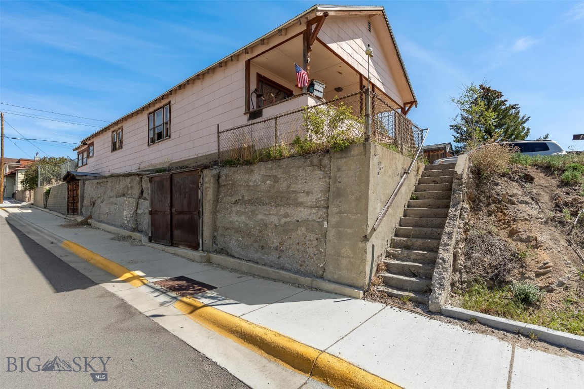 855 Lewisohn, Butte, MT 59701 — photo 2