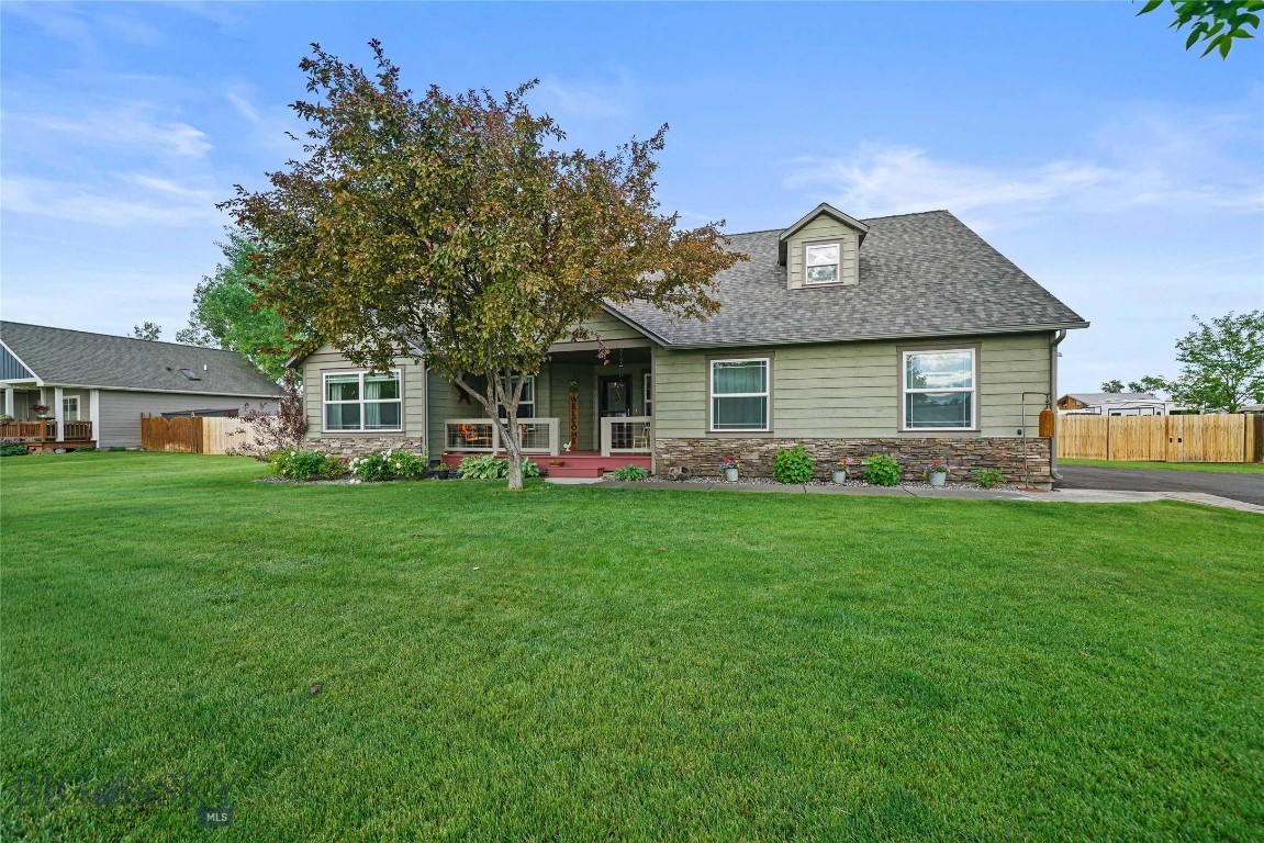 325 Mactavish Lane — photo