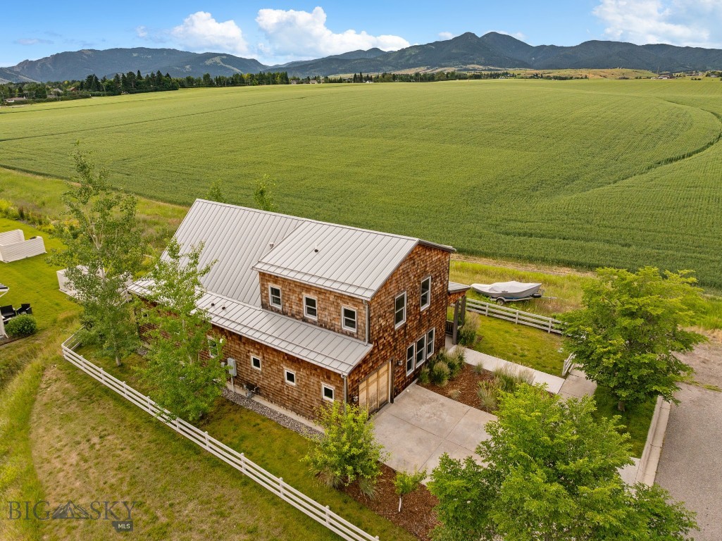 820 Farmhouse Lane — photo
