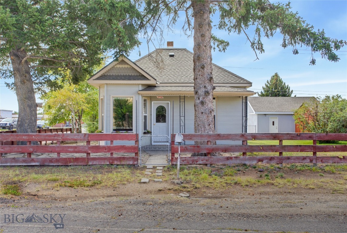 2726 Walnut Street — photo