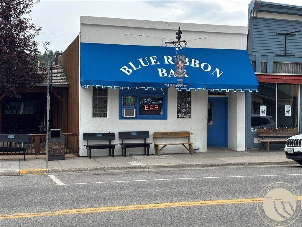 204 Broadway Avenue S — photo
