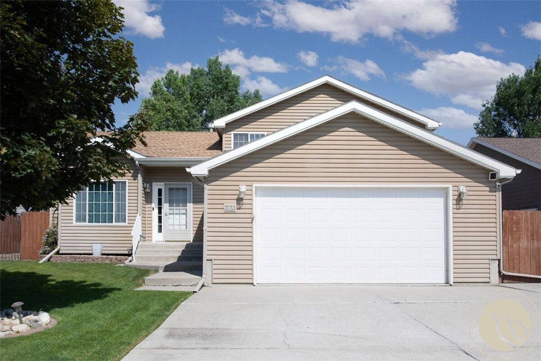 3733 Banff Avenue — photo