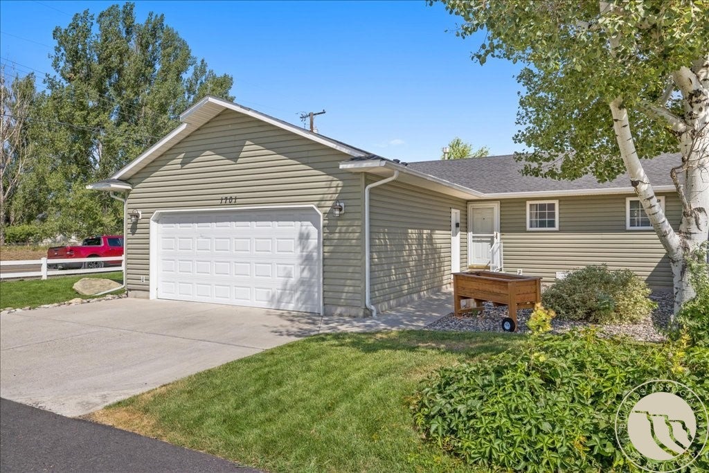 1701 Hawthorne Lane — photo