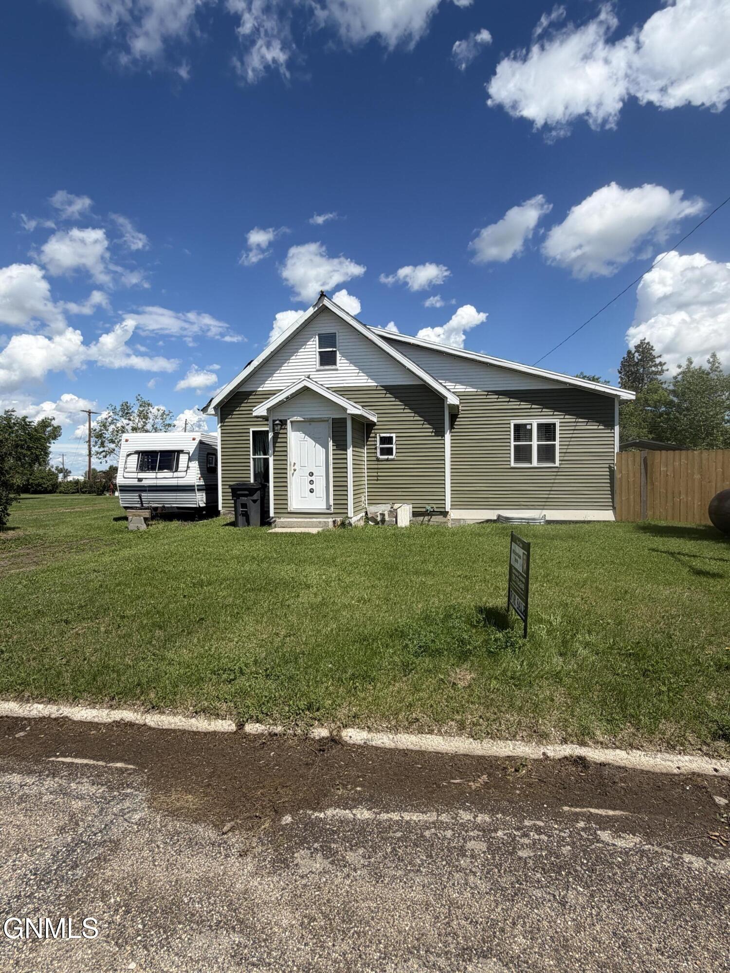 604 Robin Street — photo