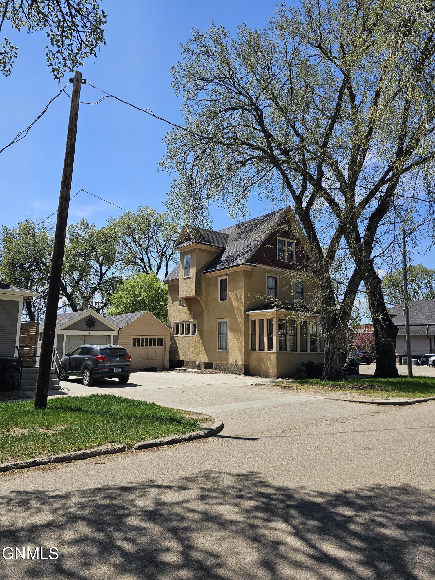 413 E B Avenue E, Bismarck, ND 58501 — photo 2