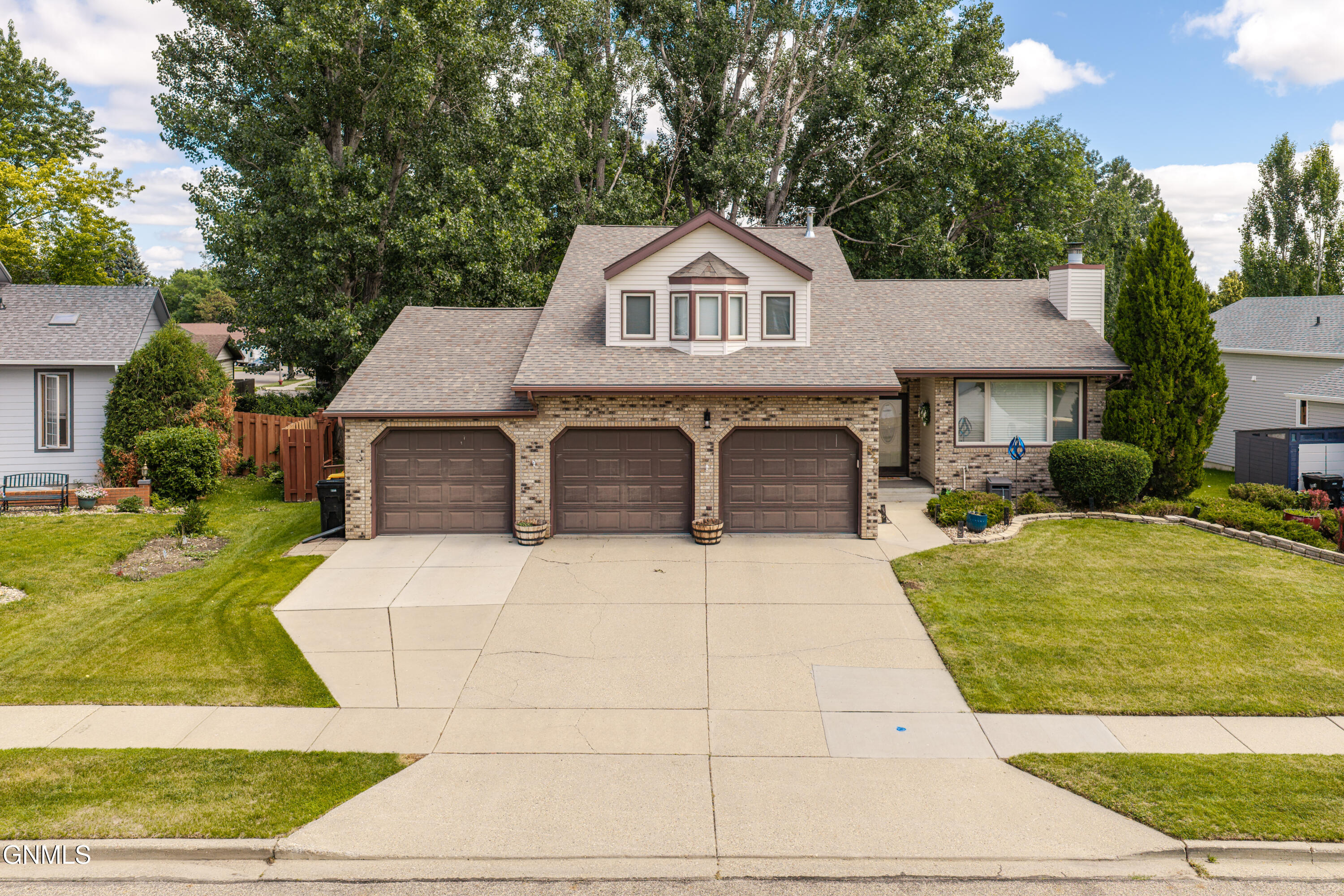 524 Assiniboin Drive — photo