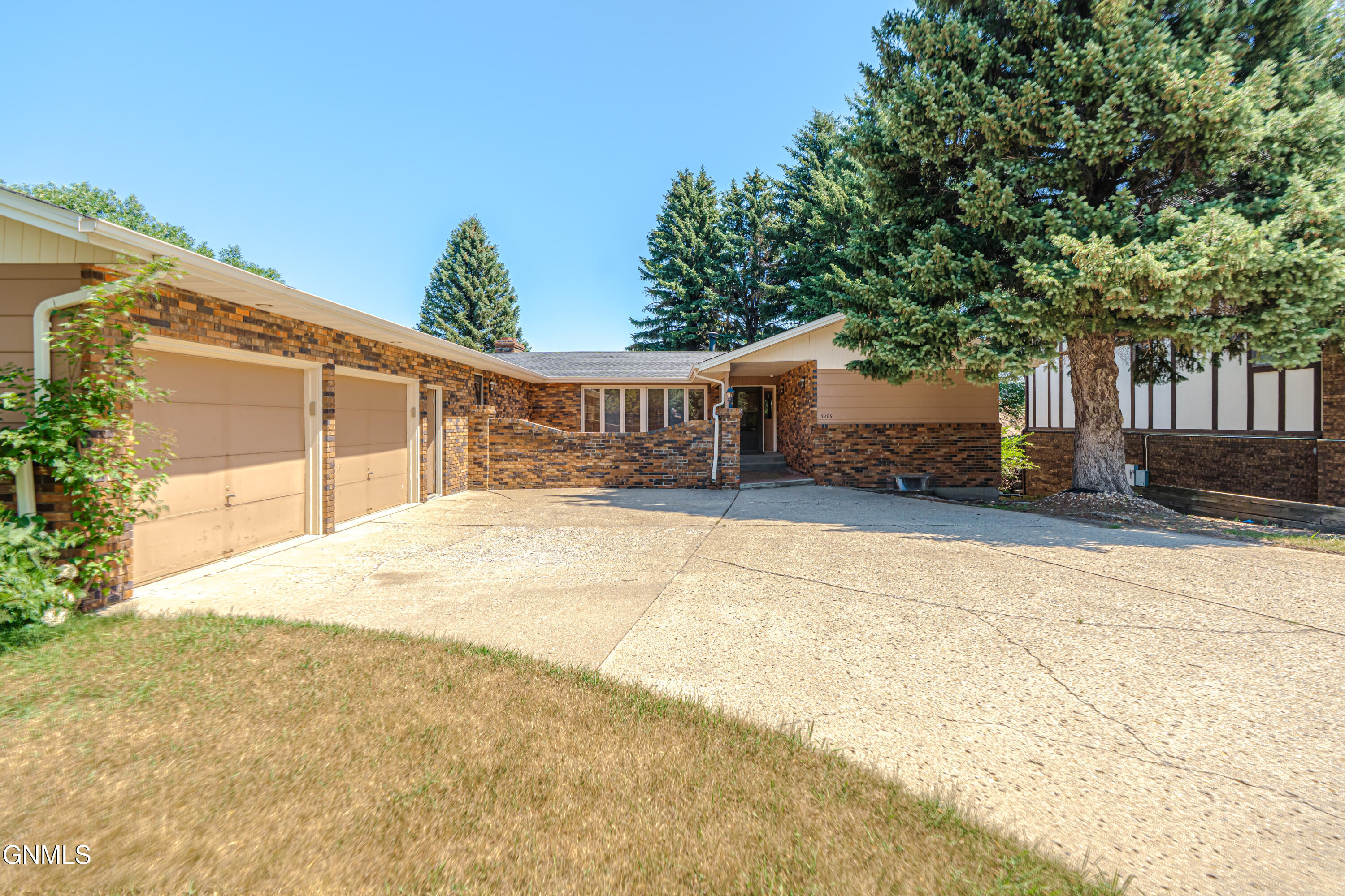 3209 Winnipeg Drive — photo
