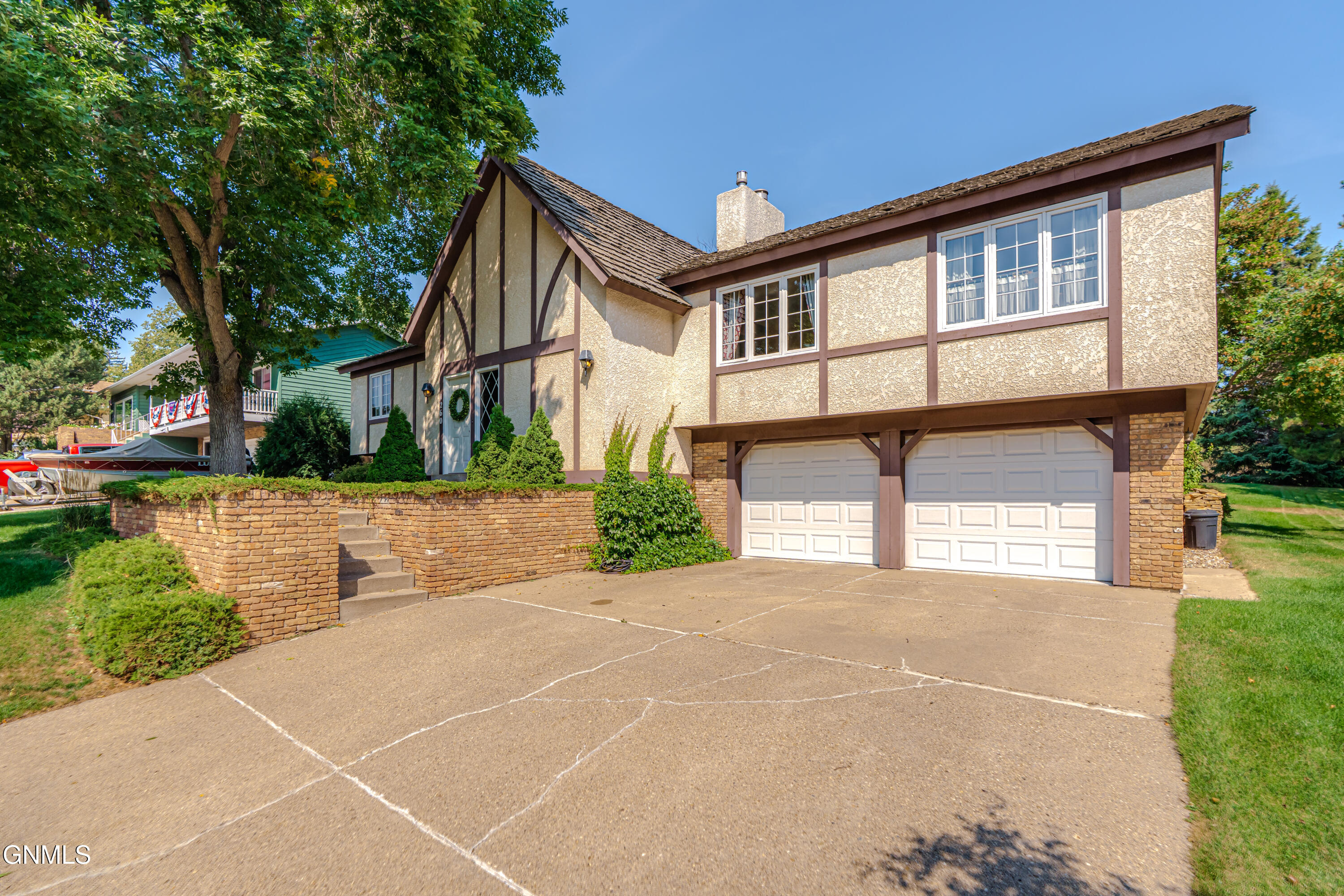 1260 Parkview Drive — photo
