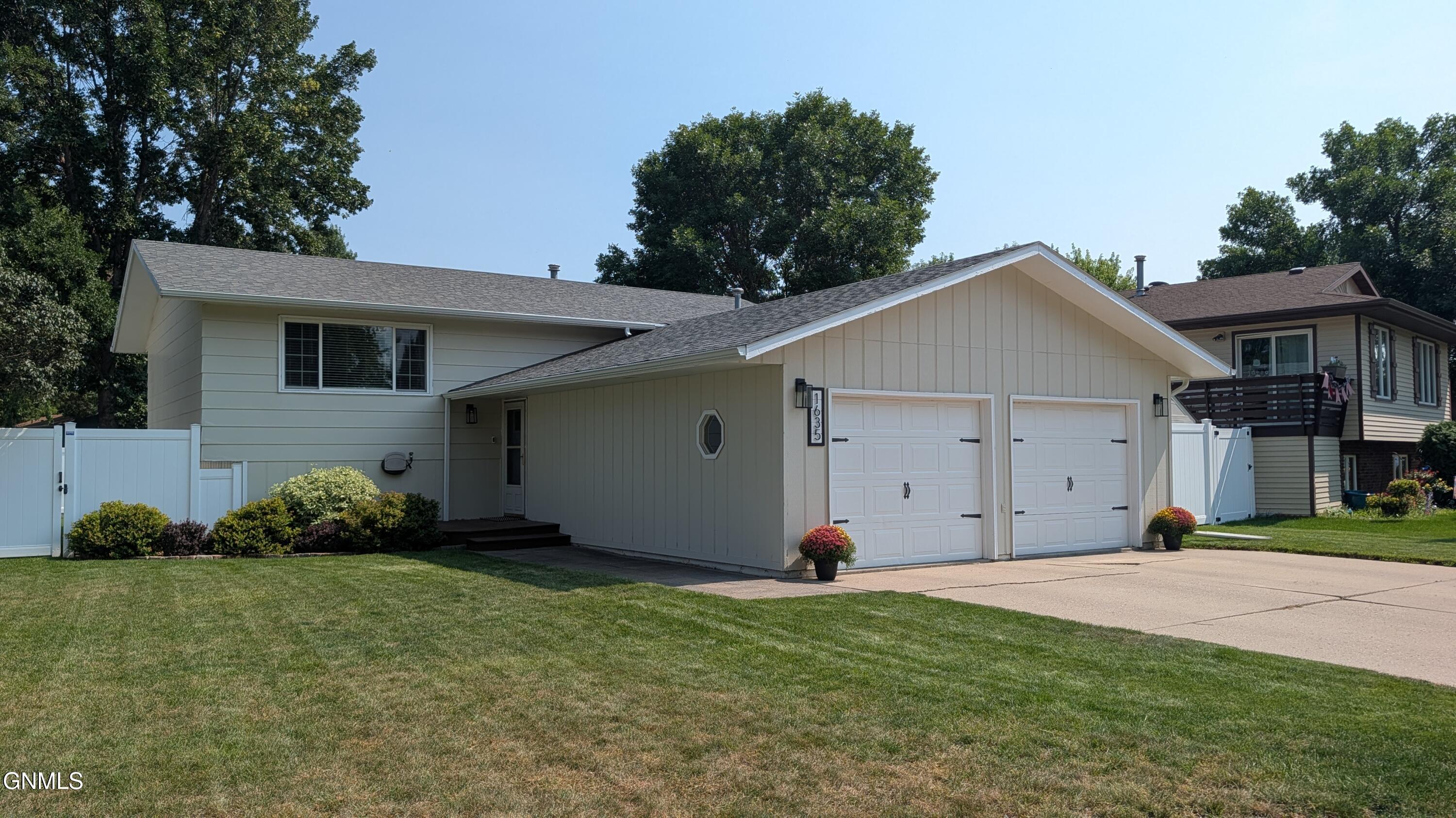 1635 Oakland Drive — photo