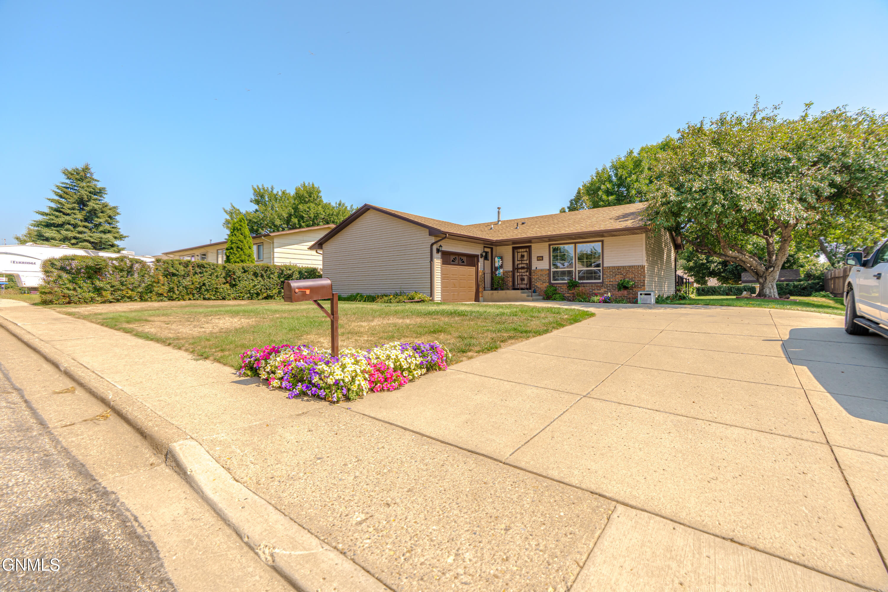 806 Johns Drive NE — photo