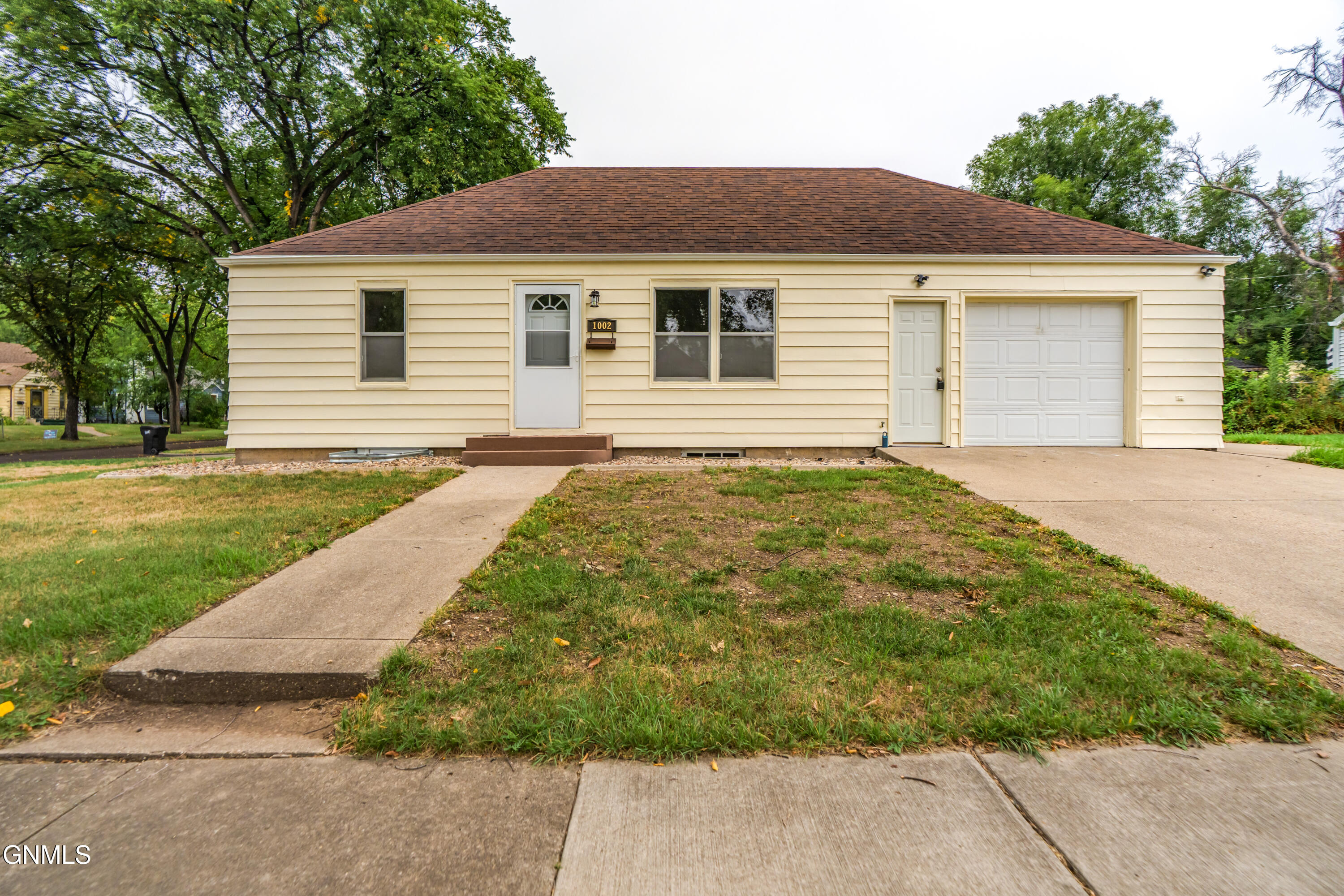 1002 E F Avenue E — photo
