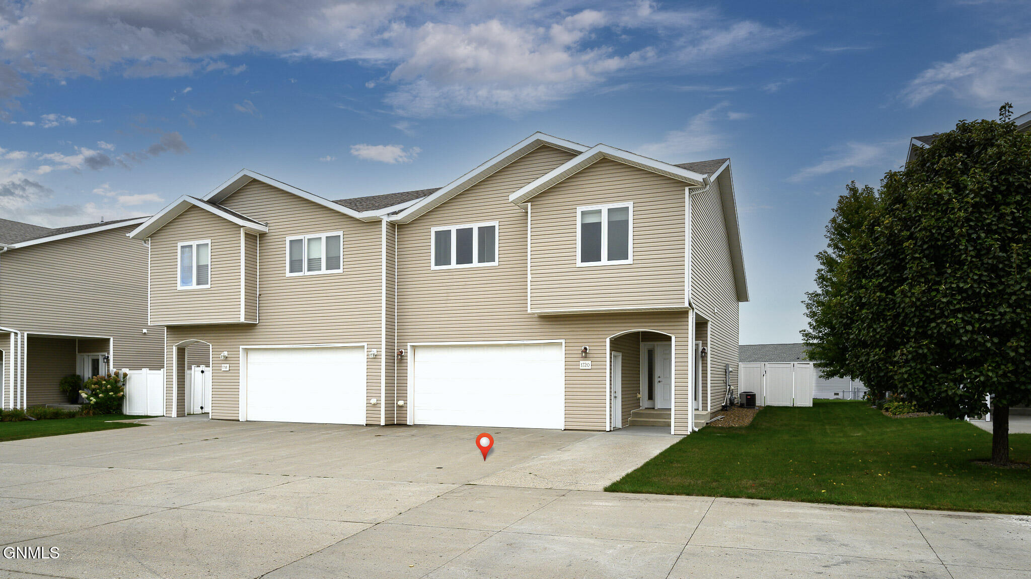 1720 Calgary Loop — photo