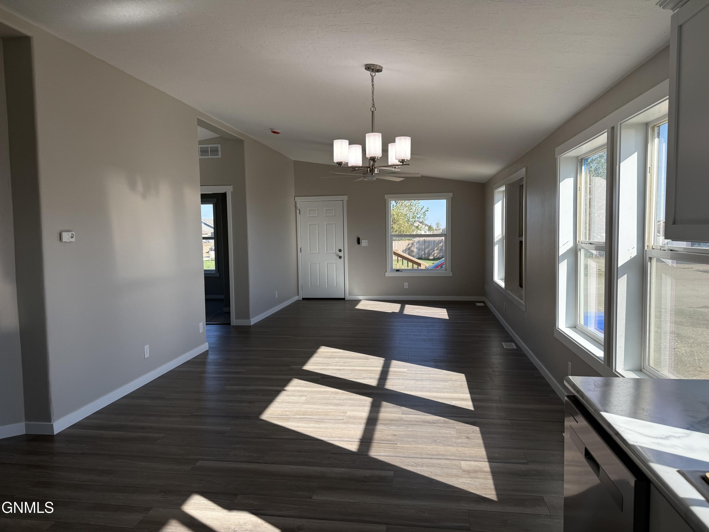 5615 Border Avenue, Williston, ND 58801 — photo 3