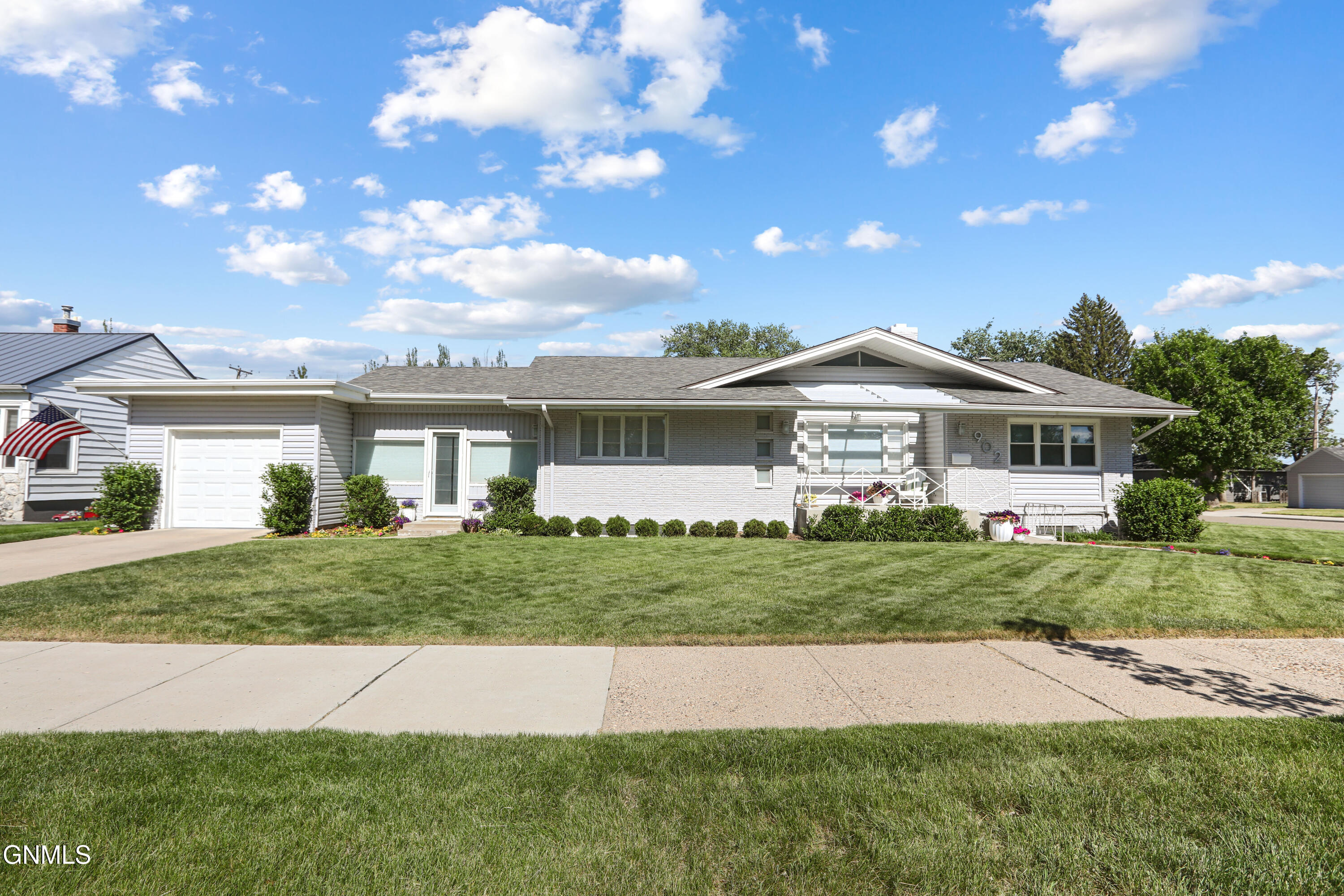 902 4th Avenue E, Williston, ND 58801 — photo 2