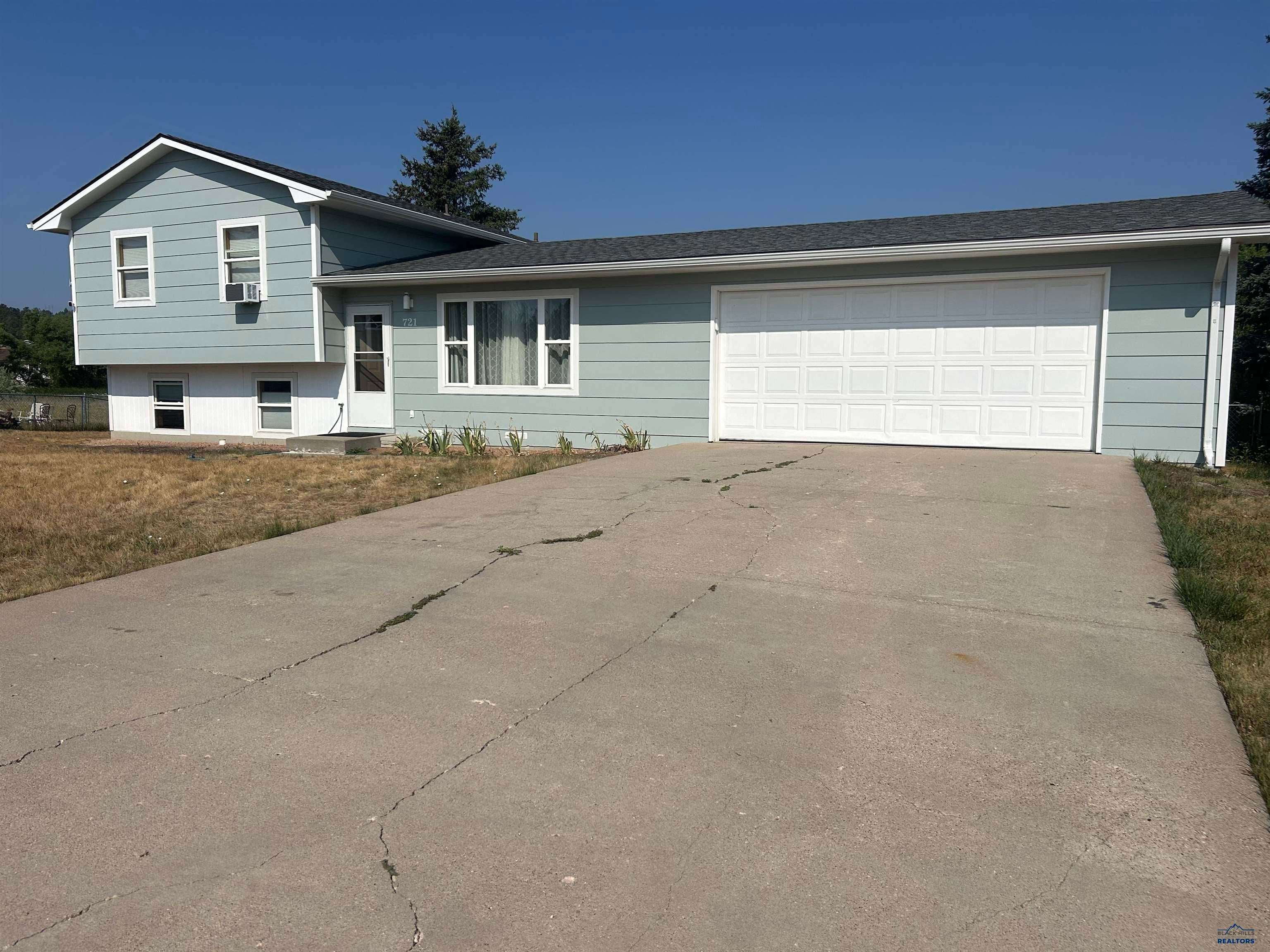 721 Lion Dr — photo