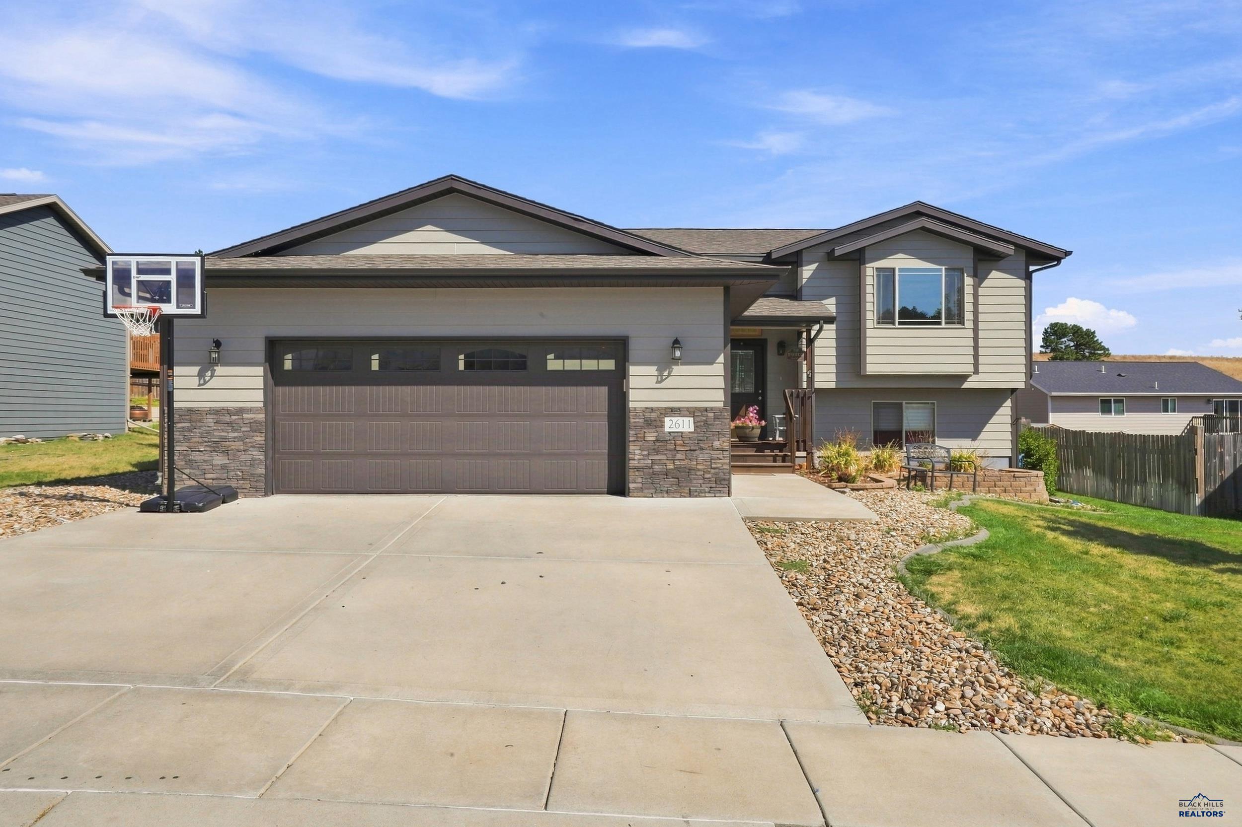 2611 Meadows Dr — photo