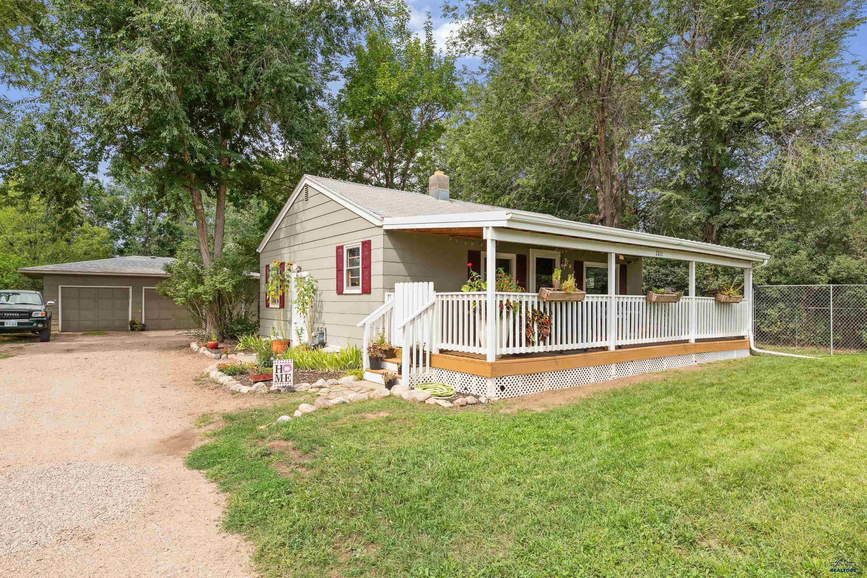 2211 S Valley Dr — photo