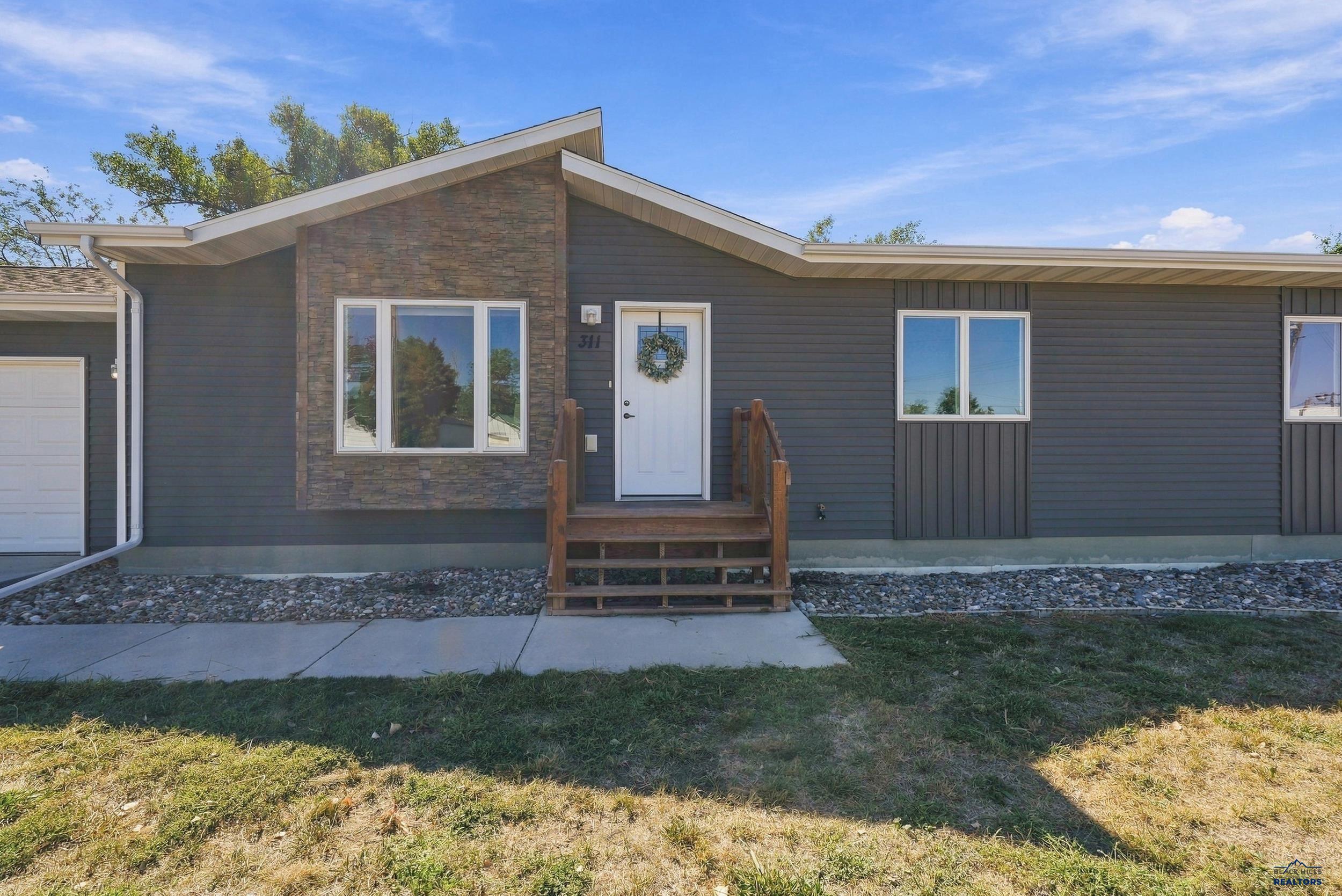 311 4th Ave, Wall, SD 57790 — photo 2