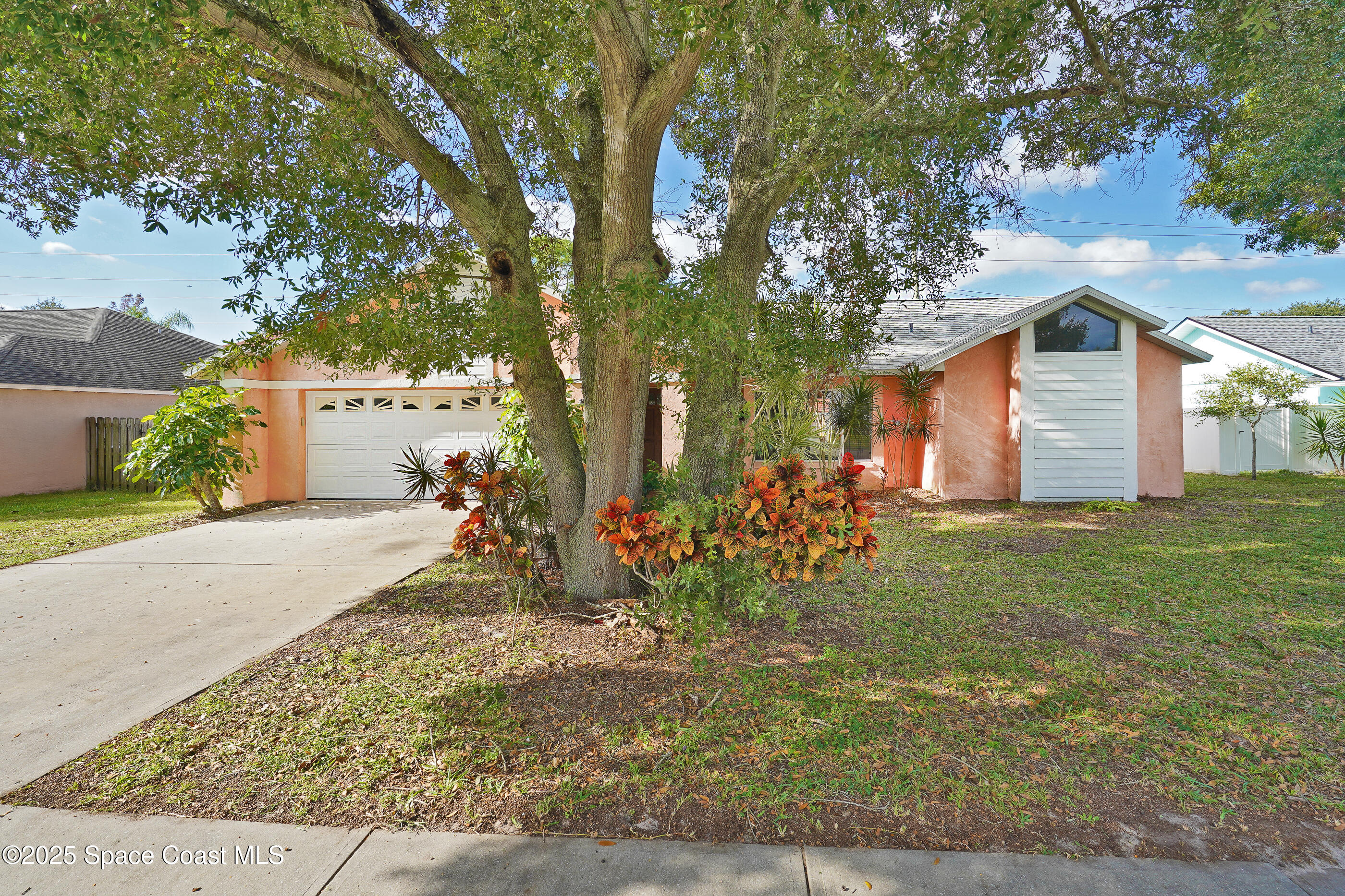 385 Island Oaks Place — photo