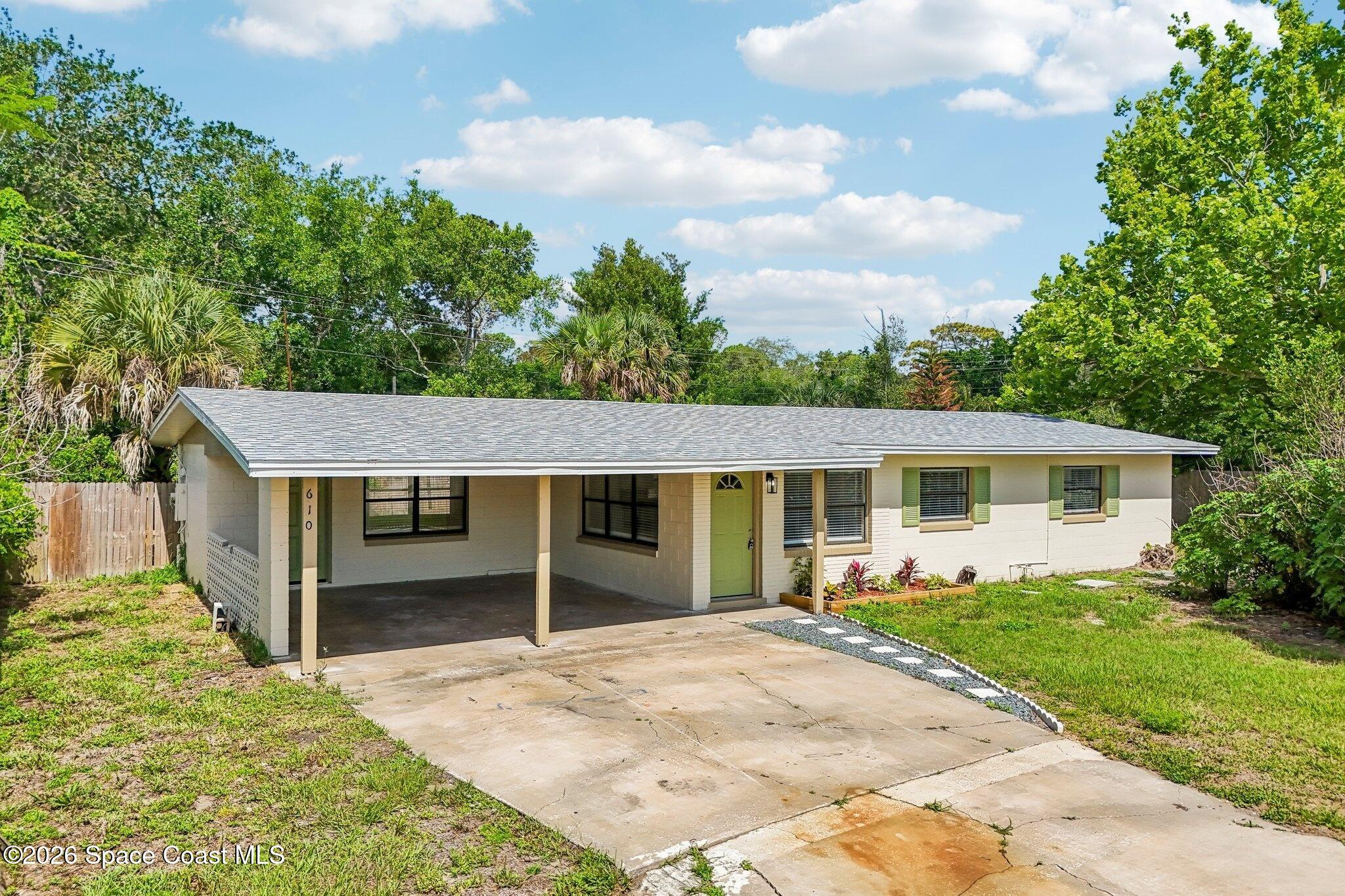 610 East Court — photo