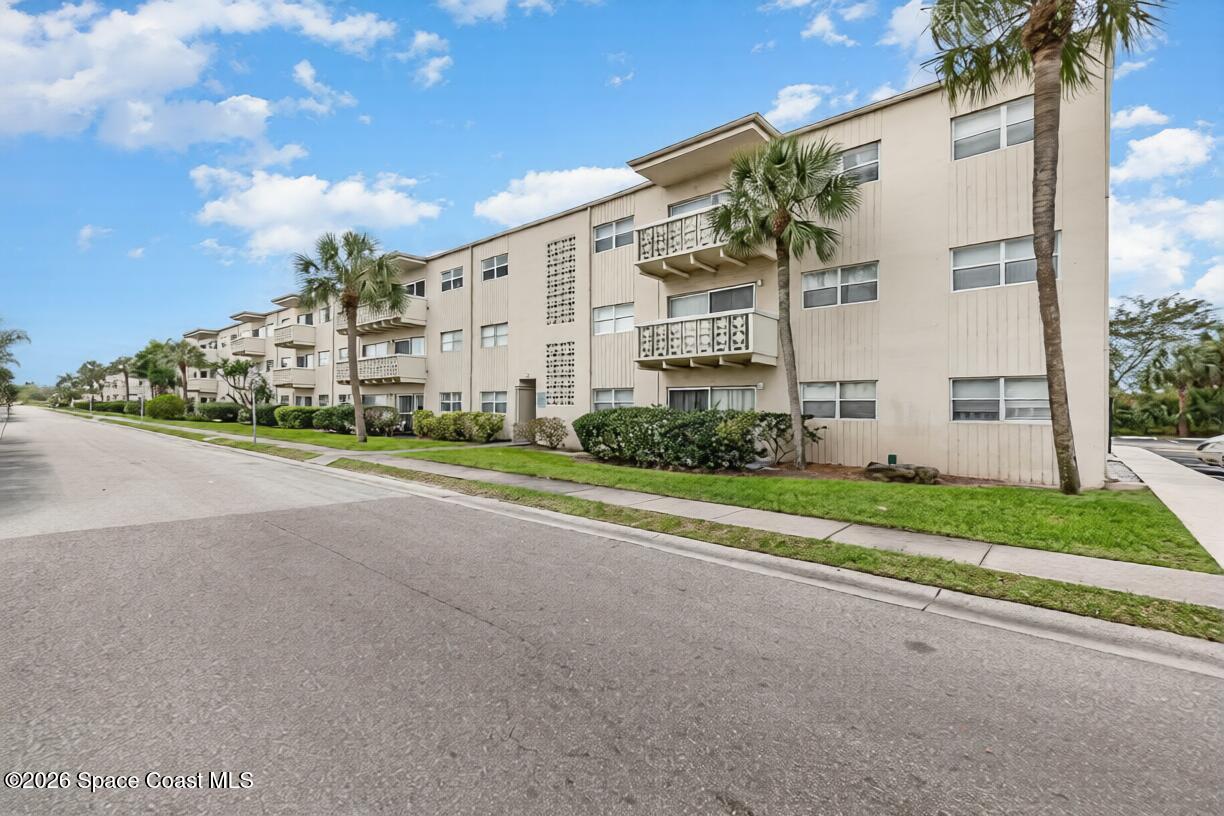 223 Columbia Drive 114 — photo