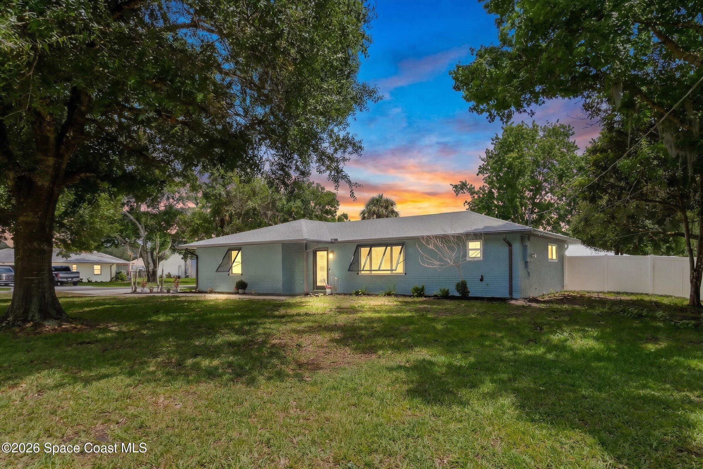 3255 Hield Road — photo
