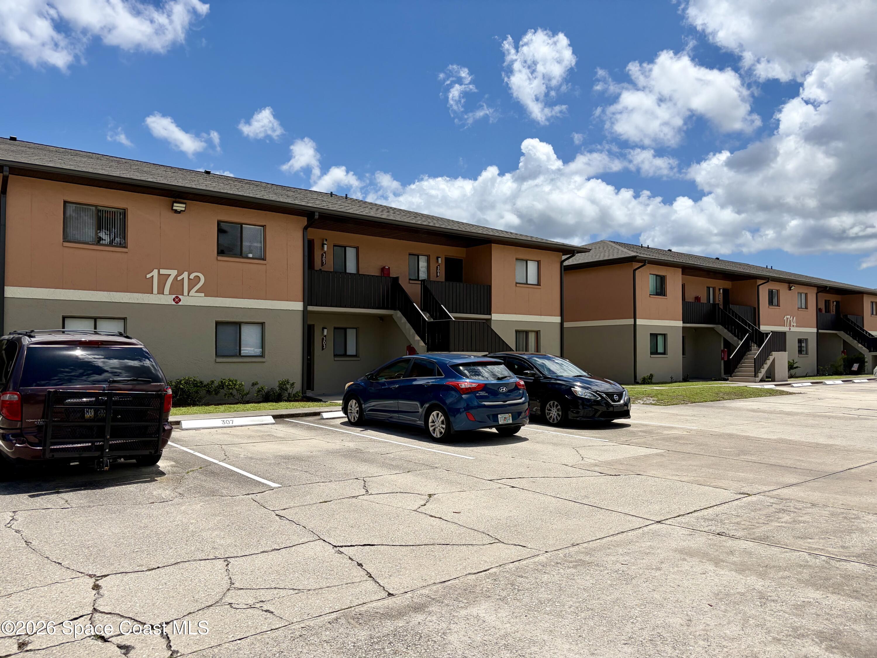 1712 University Lane 308 — photo