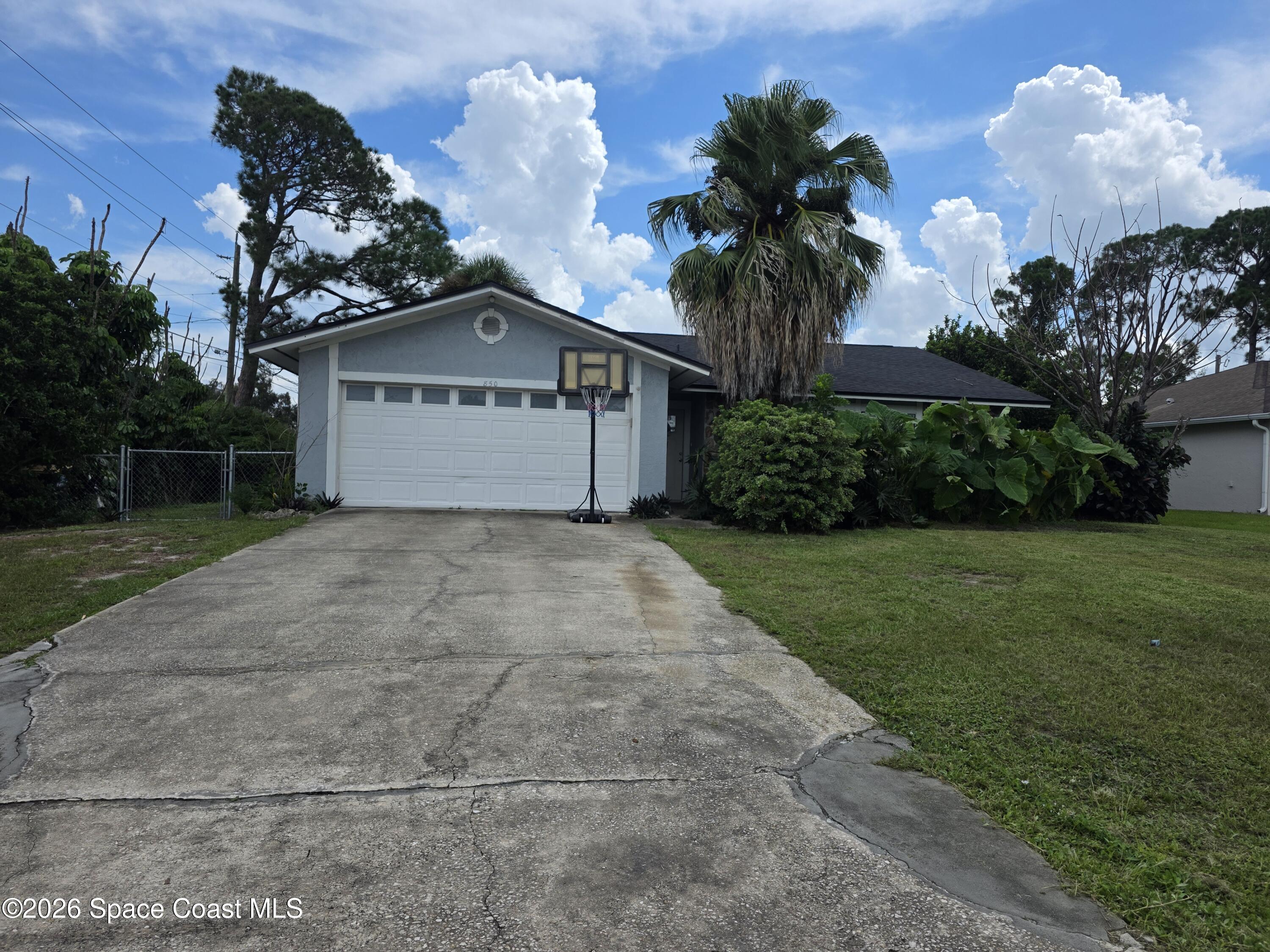 850 Vantage Street SE — photo