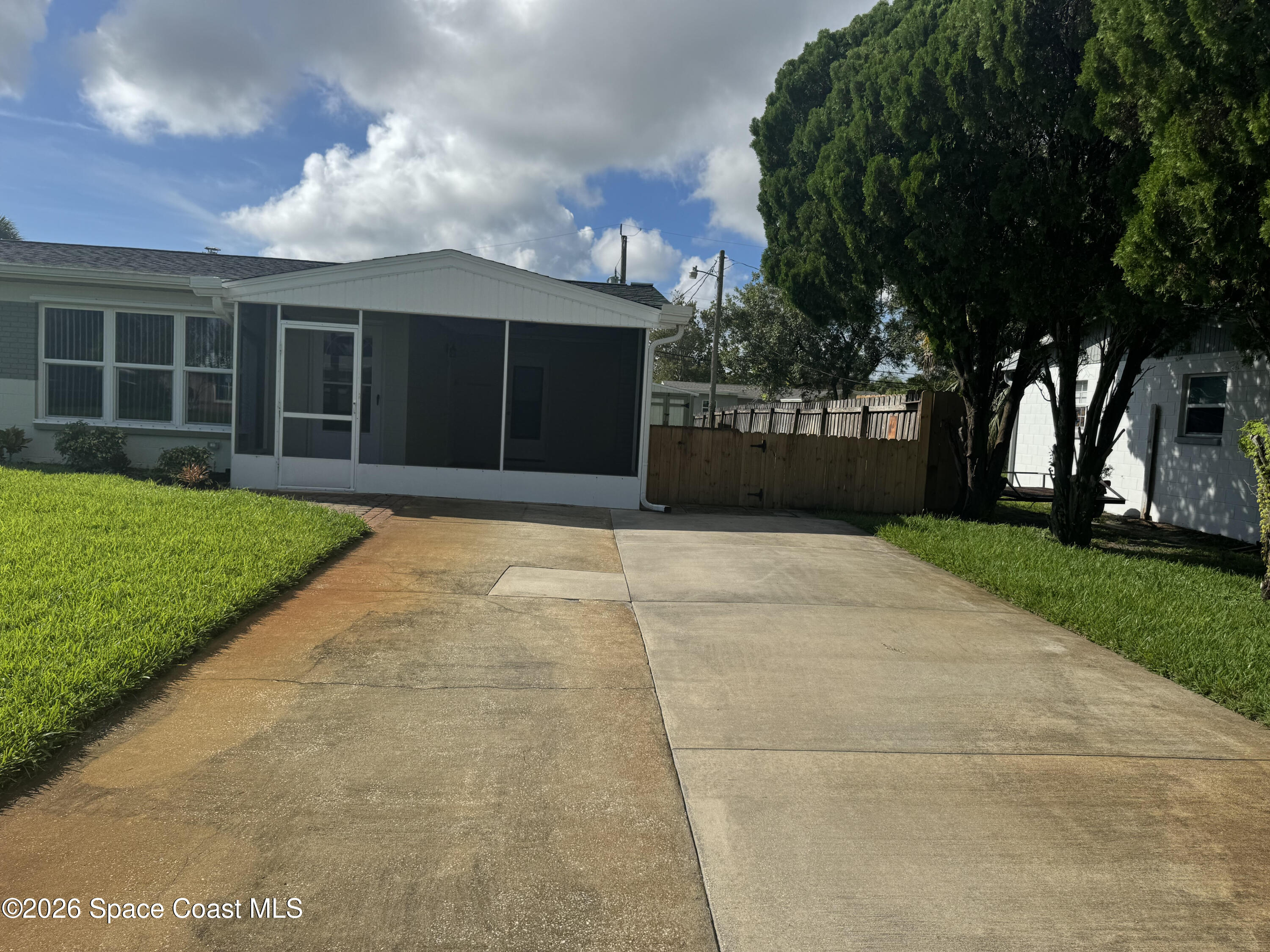 977 Kaufman Street — photo