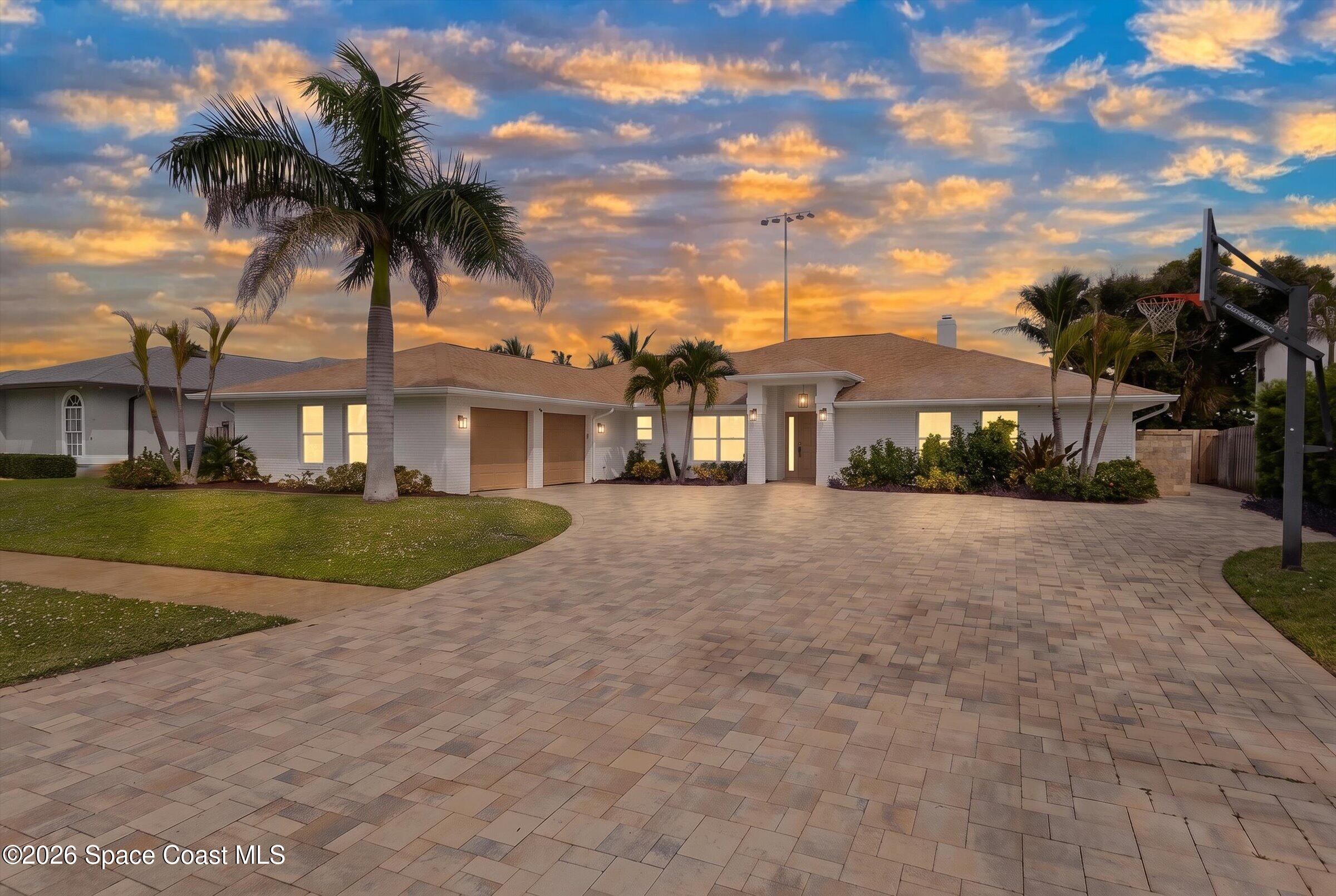 1031 E River Oaks Drive — photo