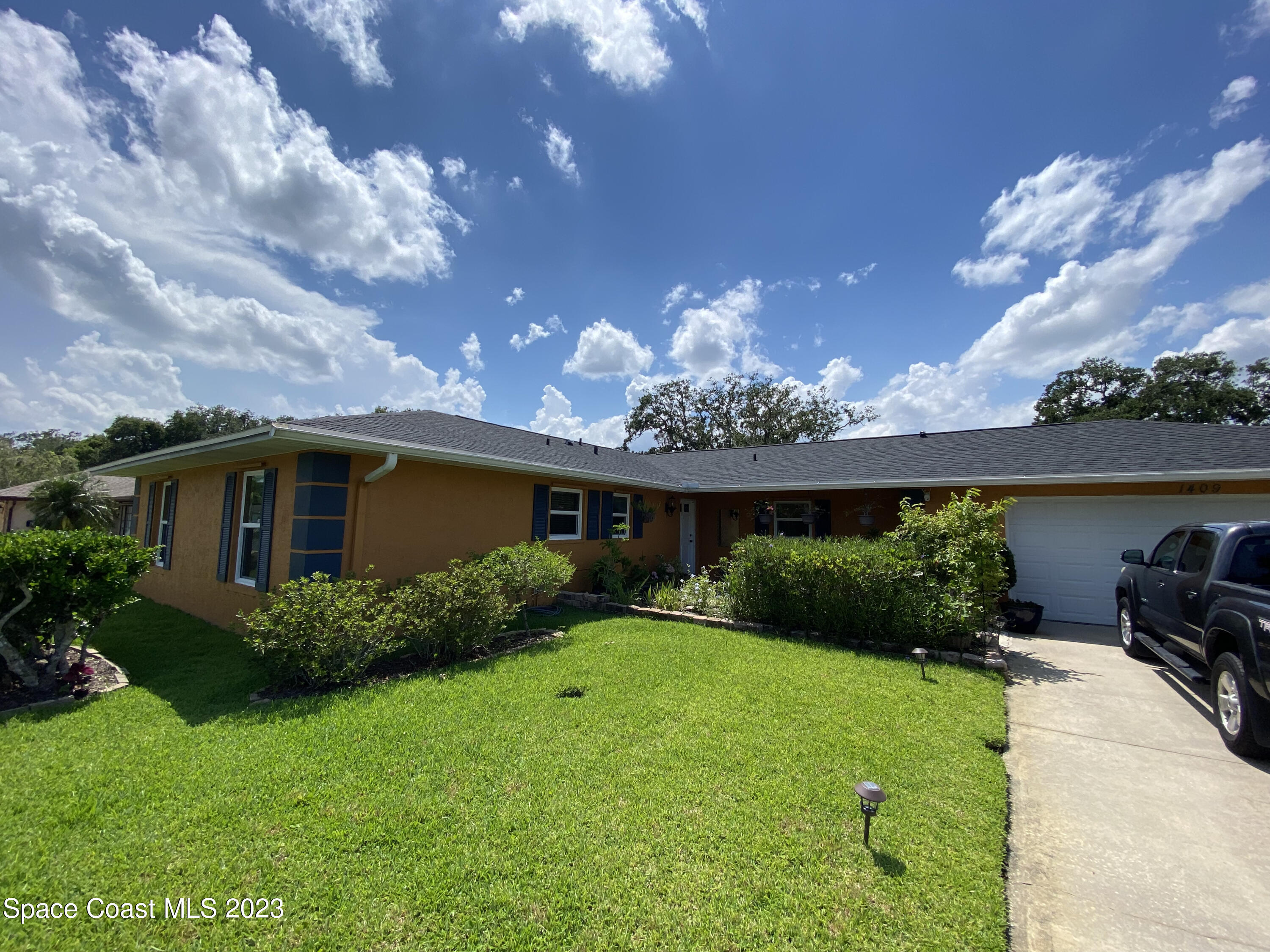 1409 Meadowbrook Road NE — photo