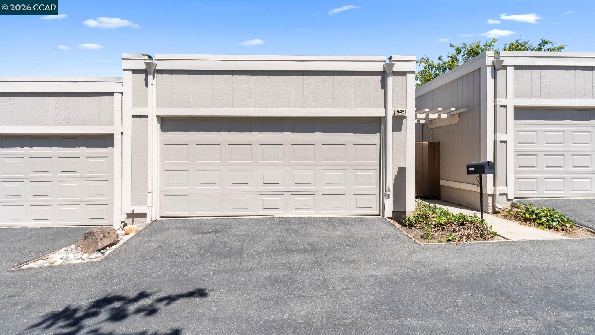 6451 Parklane Plz — photo