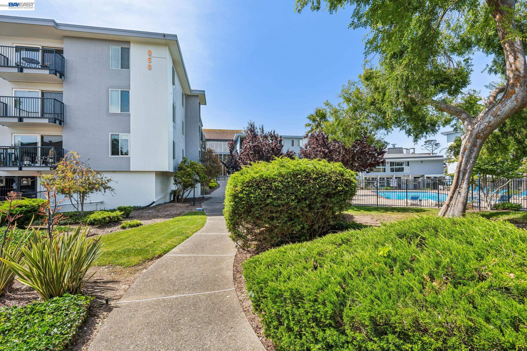 960 Shorepoint Ct — photo