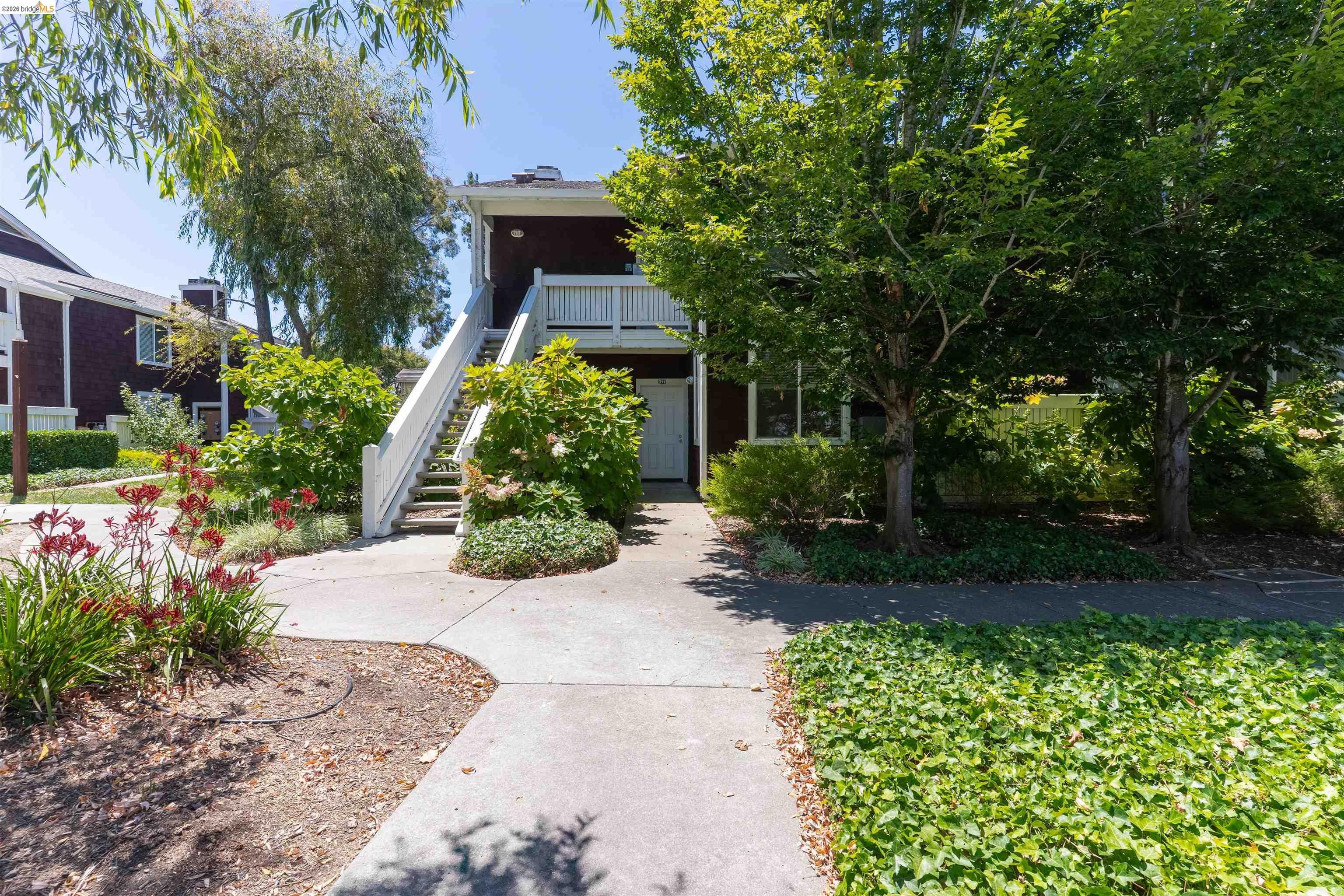 211 Bayside Ct — photo