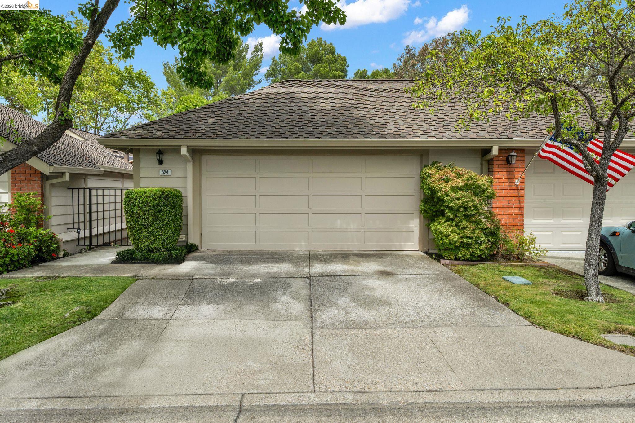 524 Silver Lake Dr — photo