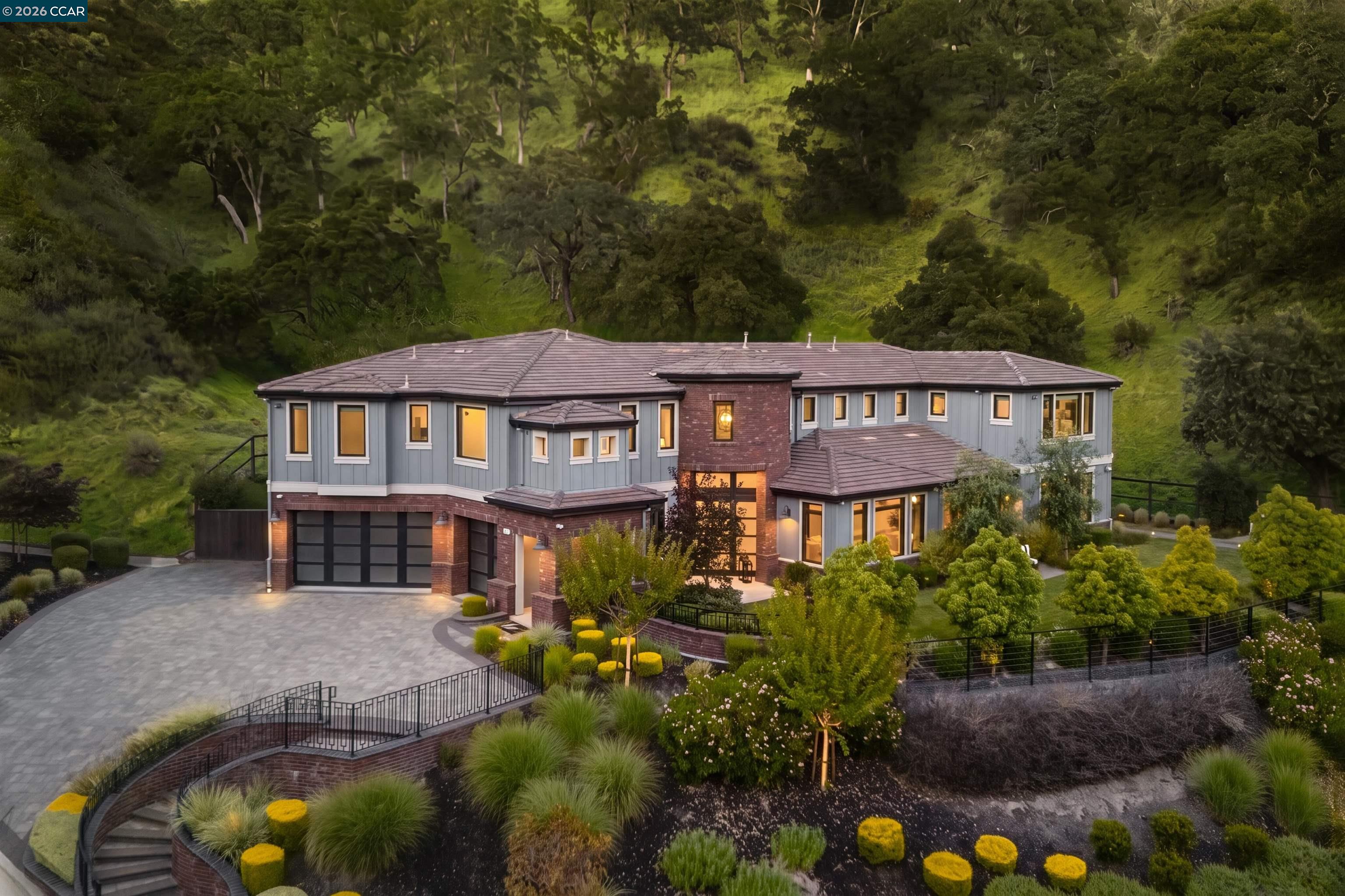 401 Legacy Dr — photo