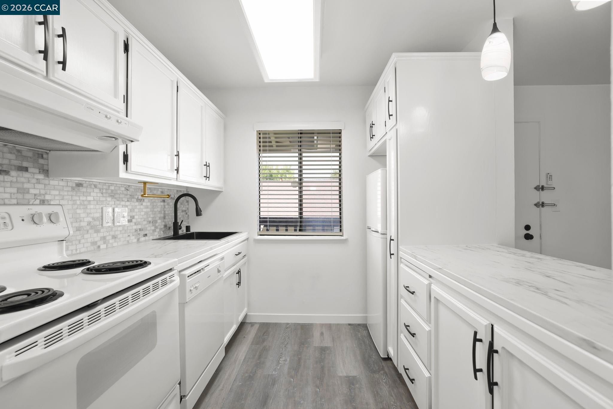 1437 Marchbanks Dr — photo