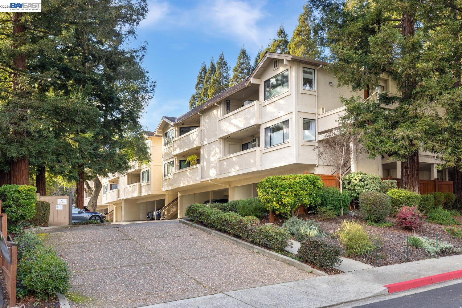 2513 Lucy Lane — photo