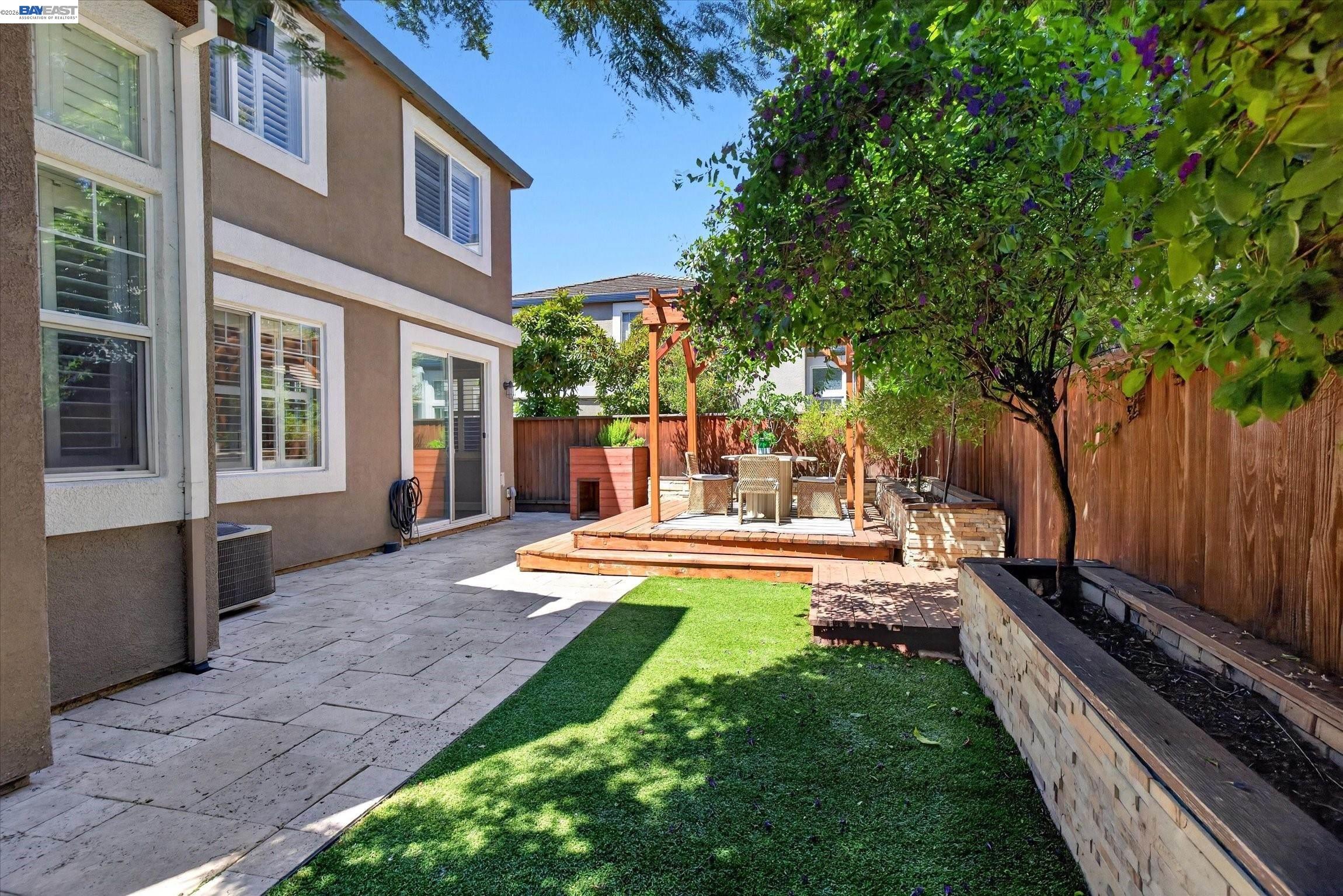 2038 Mulberry Cmn — photo