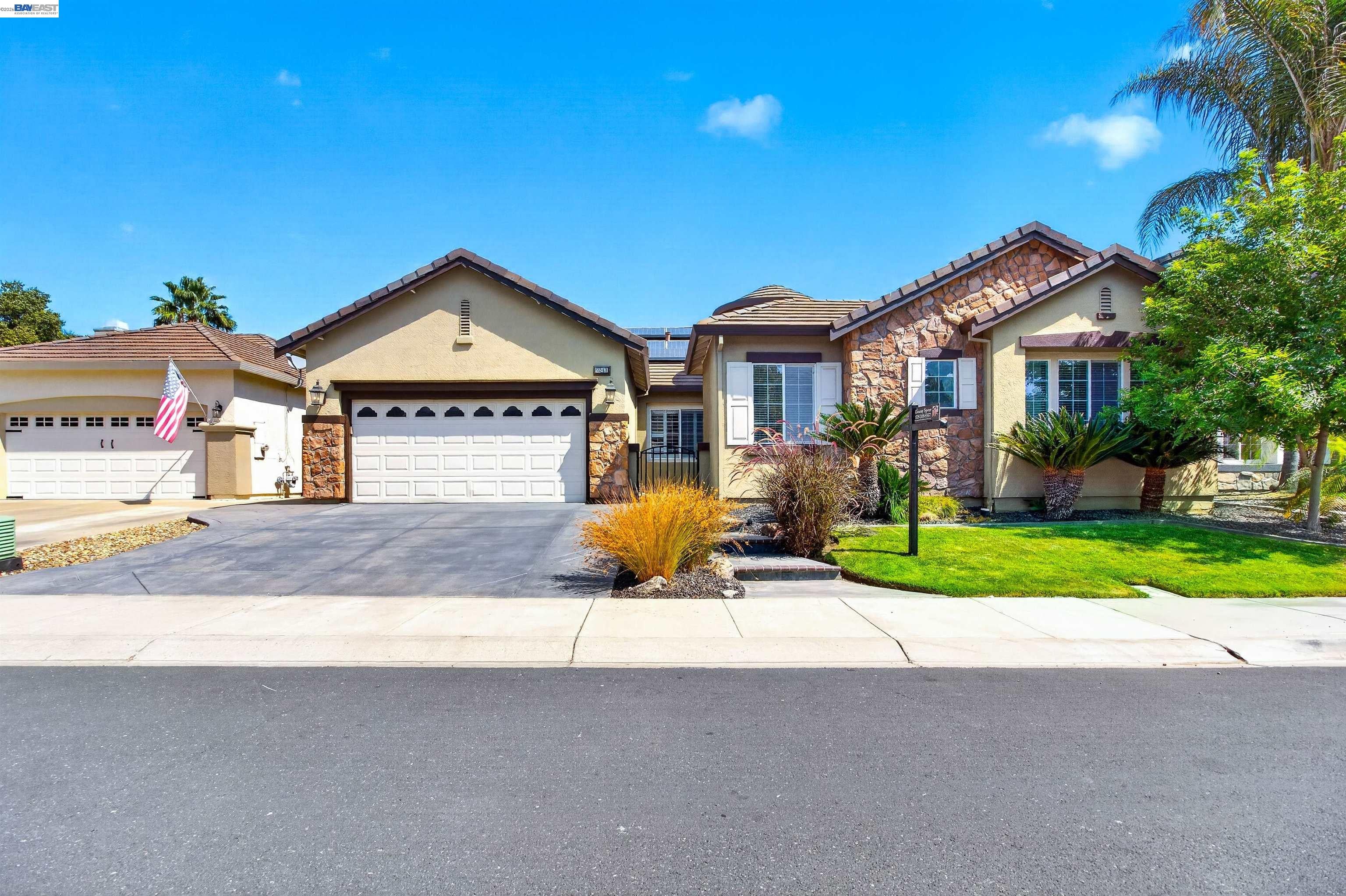 2243 Winchester Loop — photo