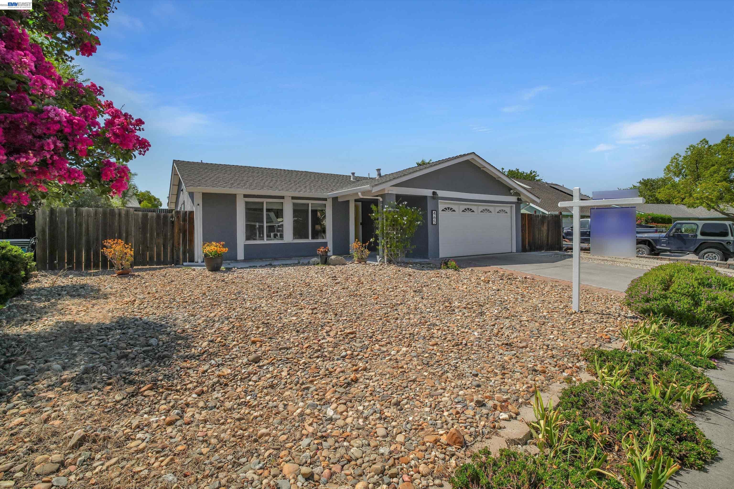 465 Swan Dr — photo